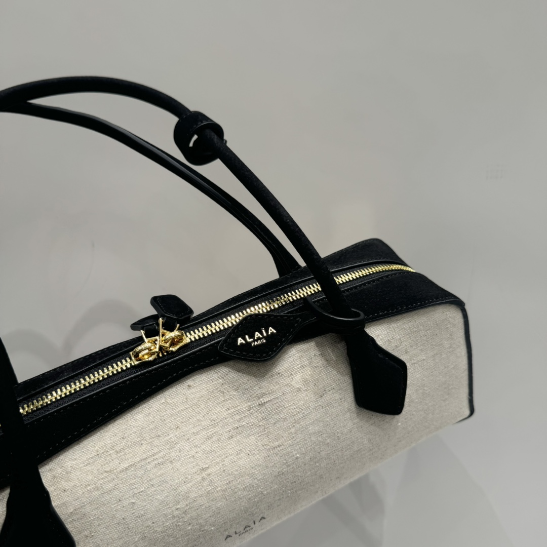 Alaia Le teckel sausage bag suede and canvas
It is favored by celebrities, celebrities and bloggers at home and abroad. It is irresistible. It is practical, durable, fashionable and has great texture. The whole bag is very delicate and cool. It has a high repeatability. It has become the most versatile bag for commuting.
size：32+10+13
original packaging photo 8