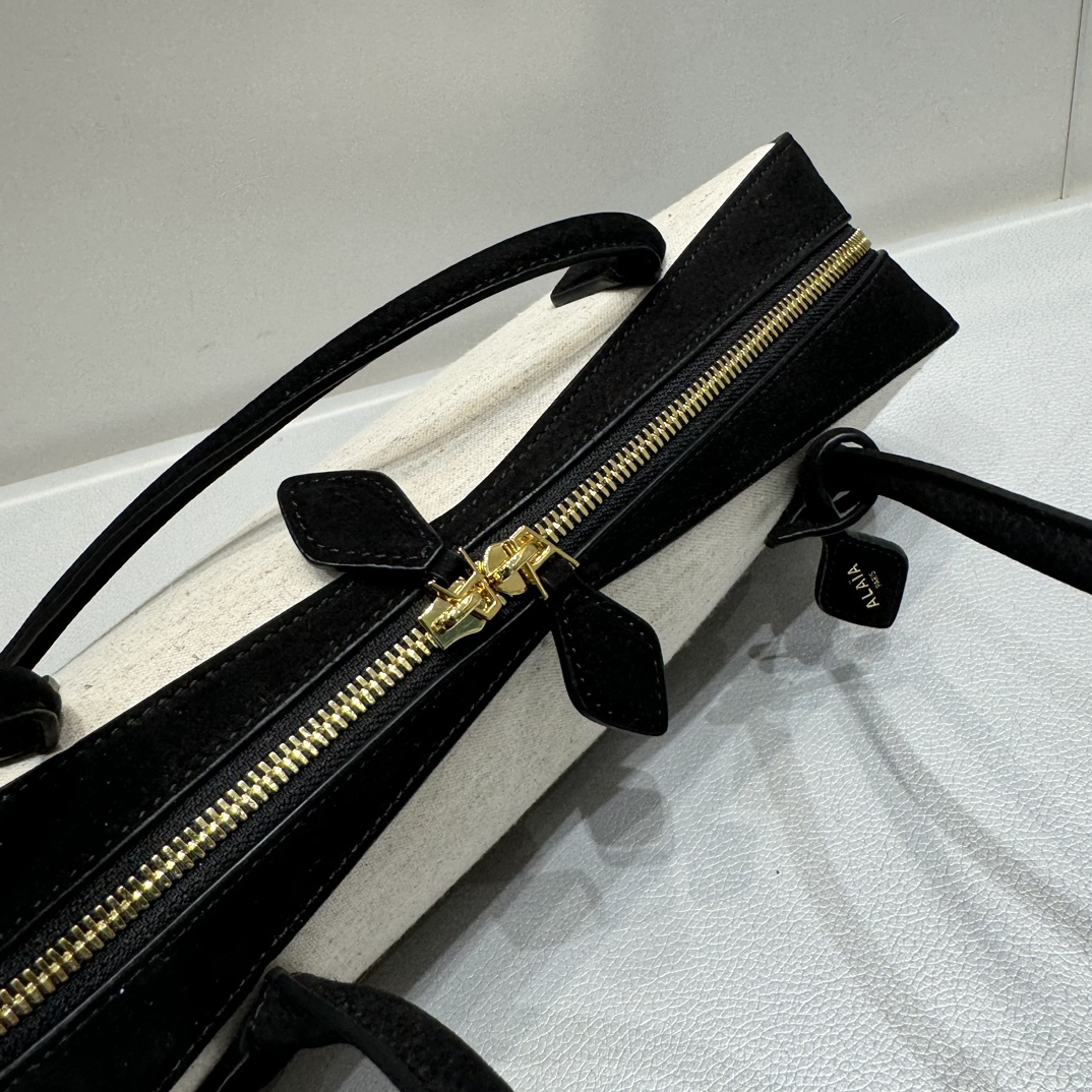 Alaia Le teckel sausage bag suede and canvas
It is favored by celebrities, celebrities and bloggers at home and abroad. It is irresistible. It is practical, durable, fashionable and has great texture. The whole bag is very delicate and cool. It has a high repeatability. It has become the most versatile bag for commuting.
size：32+10+13
original packaging photo 9