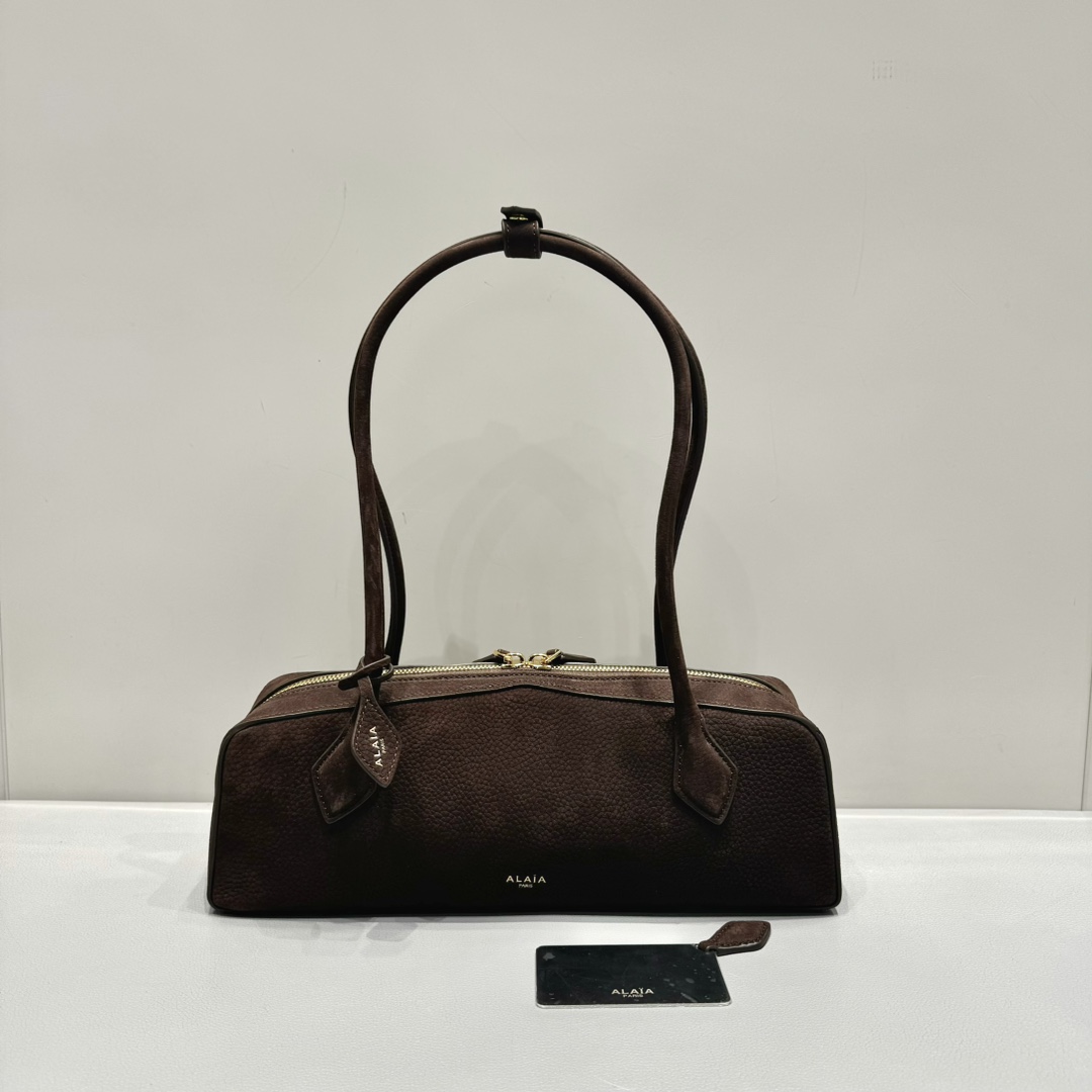 Alaia Le teckel Sausage Bun Suede Dark Brown
It is favored by celebrities, celebrities and bloggers at home and abroad. It is irresistible. It is practical, durable, fashionable and has great texture. The whole bag is very delicate and cool. It has a high repeatability. It has become the most versatile bag for commuting.
size:32+10+13
original packaging
