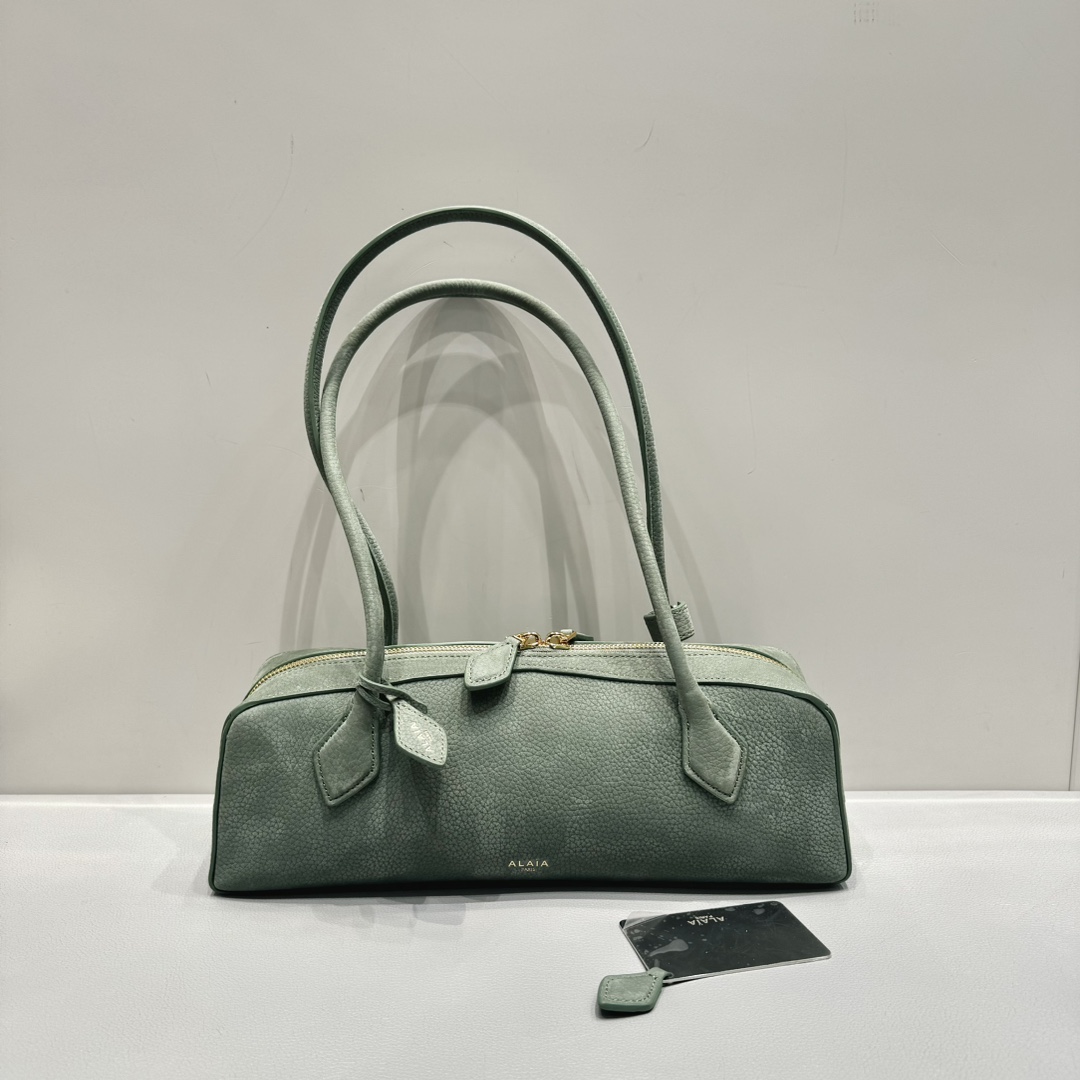 Alaia Le teckel sausage bag suede sage
It is favored by celebrities, celebrities and bloggers at home and abroad. It is irresistible. It is practical, durable, fashionable and has great texture. The whole bag is very delicate and cool. It has a high repeatability. It has become the most versatile bag for commuting.
size:32+10+13
original packaging