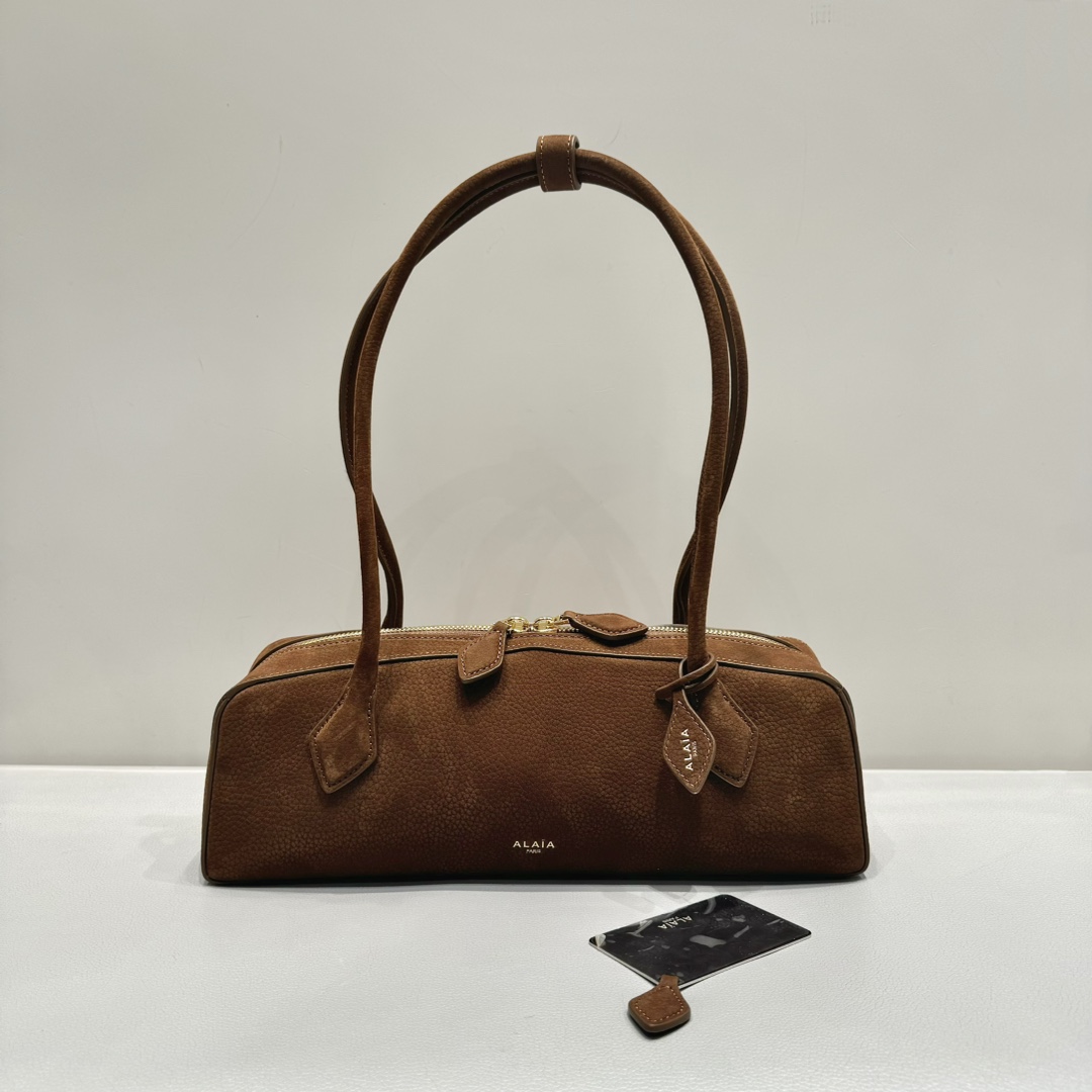 Alaia Le teckel sausage bag suede brown
It is favored by celebrities, celebrities and bloggers at home and abroad. It is irresistible. It is practical, durable, fashionable and has great texture. The whole bag is very delicate and cool. It has a high repeatability. It has become the most versatile bag for commuting.
size:32+10+13
original packaging