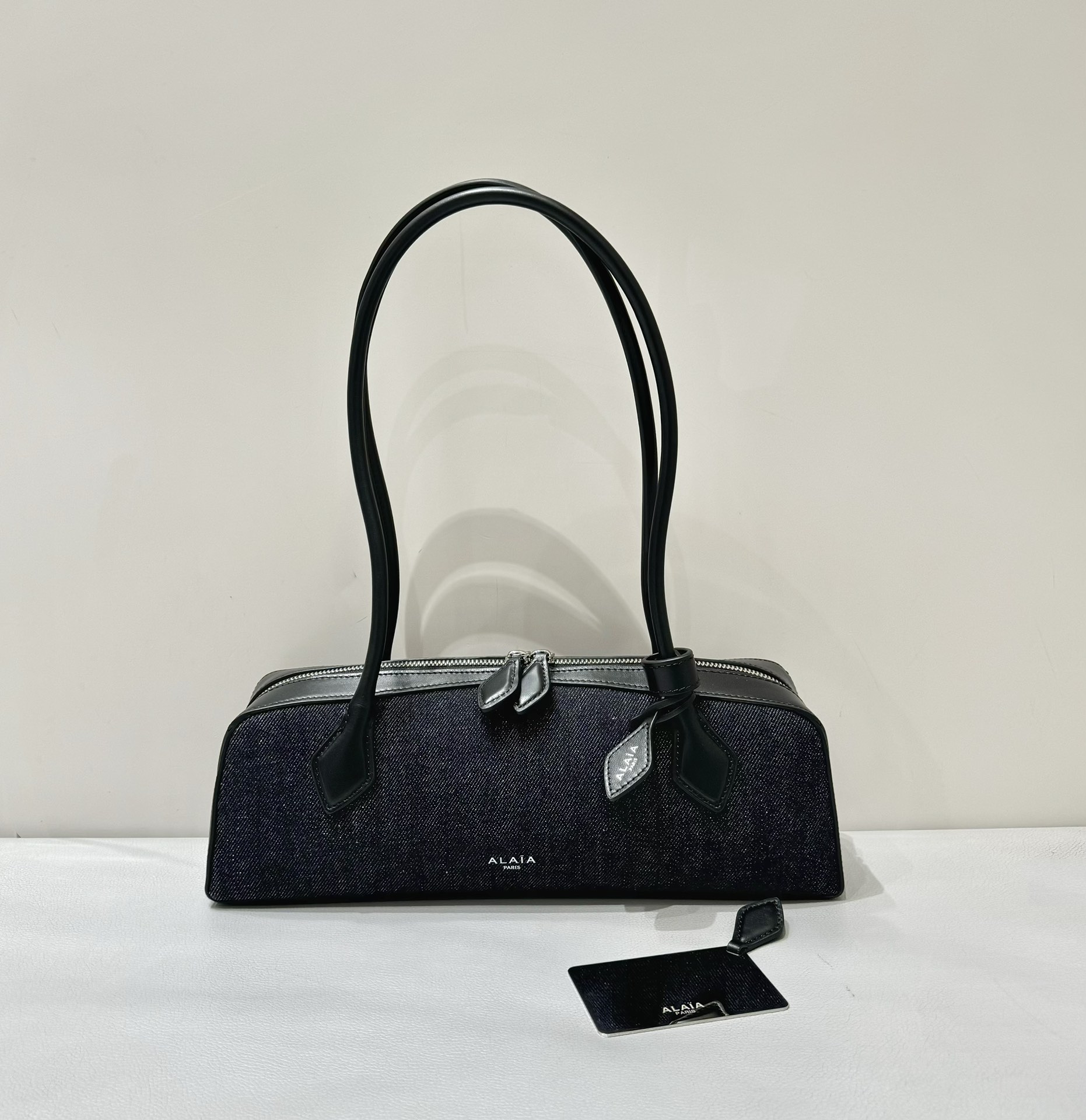Alaia Le teckel sausage buns denim
It is favored by celebrities, celebrities and bloggers at home and abroad. It is irresistible. It is practical, durable, fashionable and has great texture. The whole bag is very delicate and cool. It has a high repeatability. It has become the most versatile bag for commuting.
size:32+10+13
original packaging