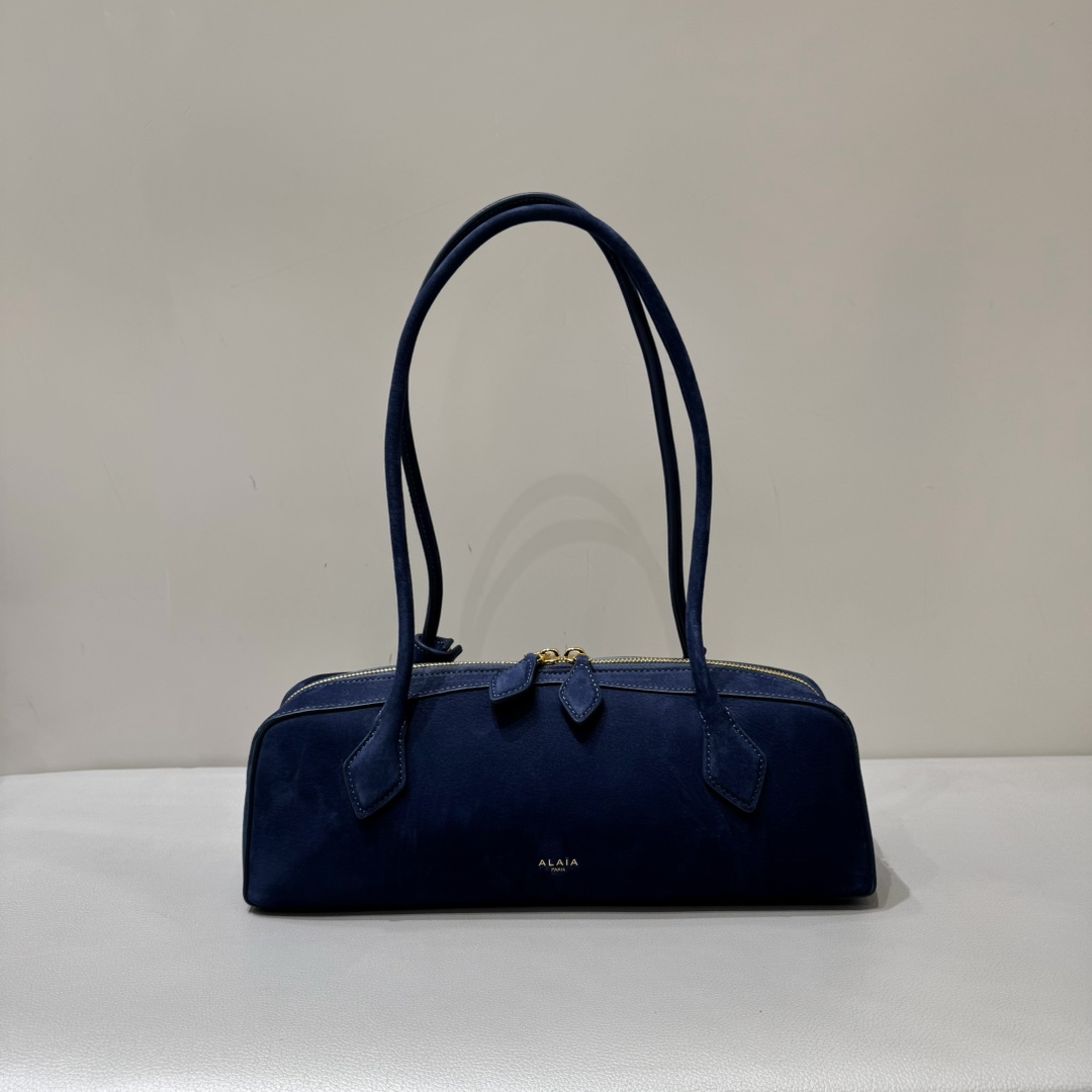 Alaia Le teckel sausage bag suede blue
It is favored by celebrities, celebrities and bloggers at home and abroad. It is irresistible. It is practical, durable, fashionable and has great texture. The whole bag is very delicate and cool. It has a high repeatability. It has become the most versatile bag for commuting.
size:32+10+13
original packaging