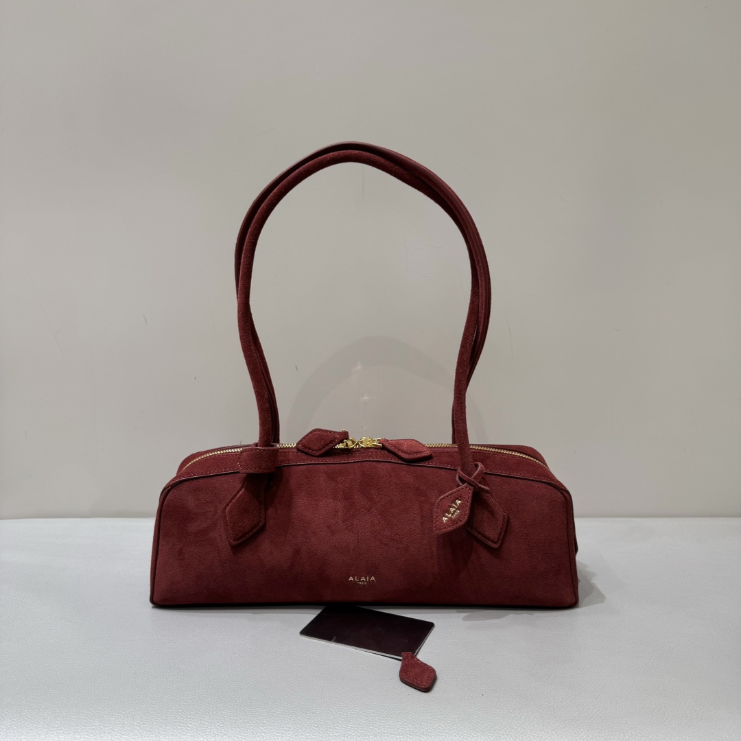 Alaia Le teckel sausage bag suede burgundy
It is favored by celebrities, celebrities and bloggers at home and abroad. It is irresistible. It is practical, durable, fashionable and has great texture. The whole bag is very delicate and cool. It has a high repeatability. It has become the most versatile bag for commuting.
size:32+10+13
original packaging