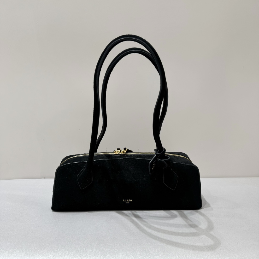 Alaia Le teckel sausage bag suede black
It is favored by celebrities, celebrities and bloggers at home and abroad. It is irresistible. It is practical, durable, fashionable and has great texture. The whole bag is very delicate and cool. It has a high repeatability. It has become the most versatile bag for commuting.
size:32+10+13
original packaging