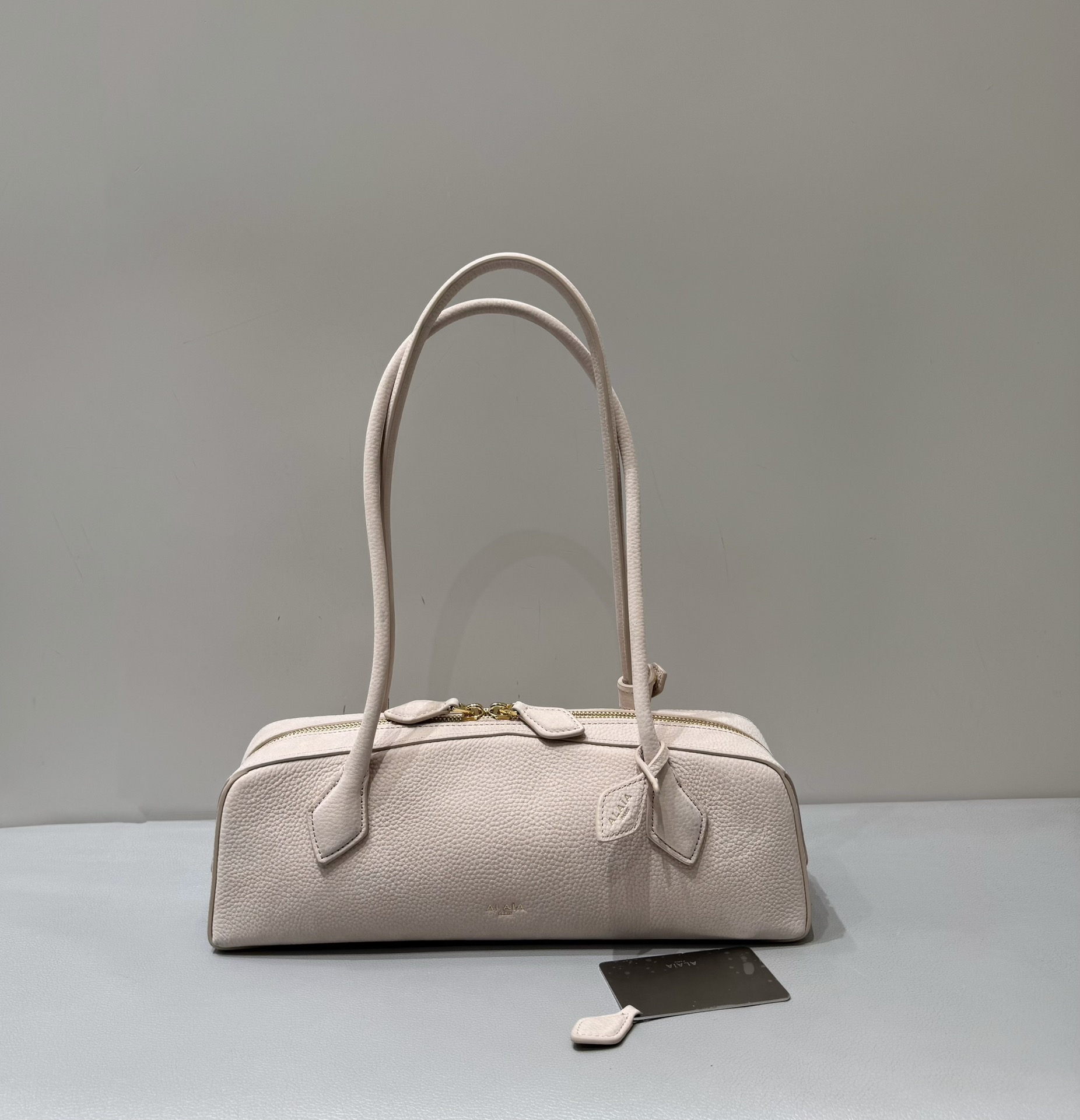 Alaia Le teckel sausage bag suede pink
It is favored by celebrities, celebrities and bloggers at home and abroad. It is irresistible. It is practical, durable, fashionable and has great texture. The whole bag is very delicate and cool. It has a high repeatability. It has become the most versatile bag for commuting.
size:32+10+13
original packaging