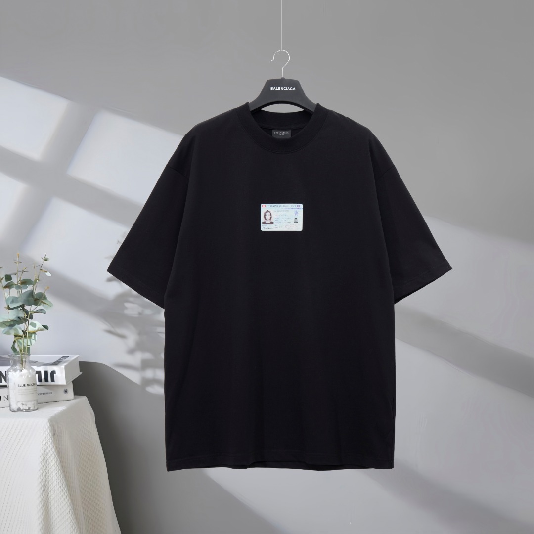 P77 Máxima calidad en el mercado BALENCIAGA/Balenciaga 2025SS Tarjeta de identificación impresa camiseta de manga corta…