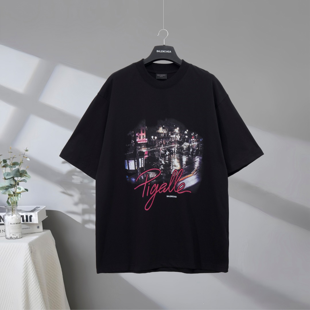 P80 Máxima calidad en el mercado BALENCIAGA/Balenciaga 2025SS estacionamiento escena nocturna camiseta de manga corta c…