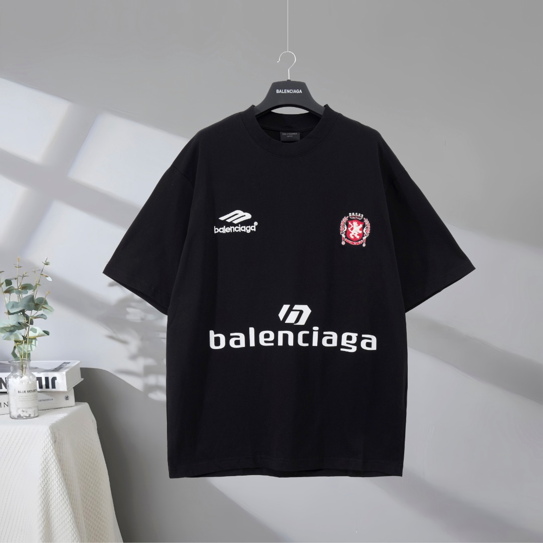 P85 Máxima calidad en el mercado BALENCIAGA/Balenciaga 2025SS Paris camiseta de manga corta con bordado de fútbol Manch…