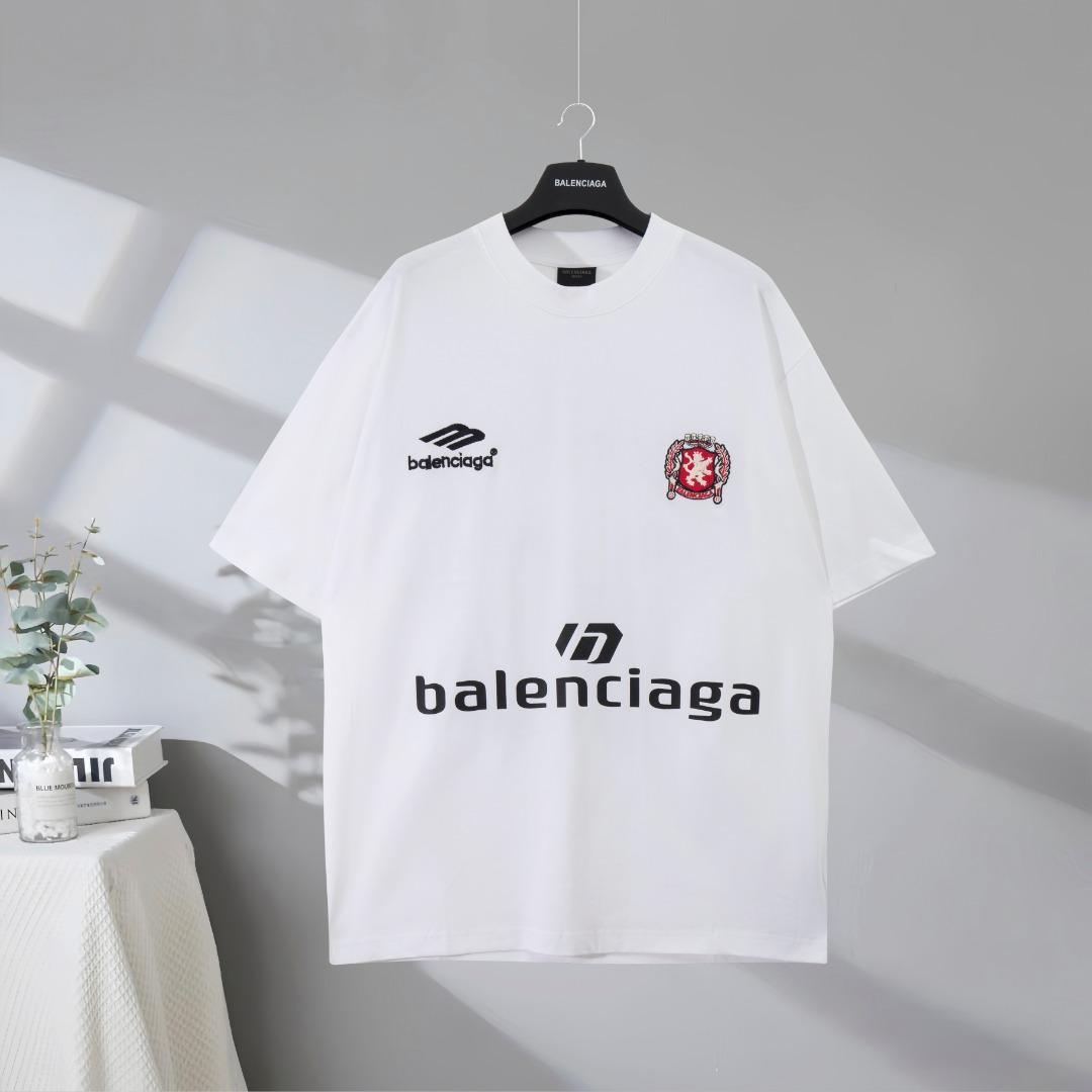 P85 Máxima calidad en el mercado BALENCIAGA/Balenciaga 2025SS Paris camiseta de manga corta con bordado de fútbol Manch…