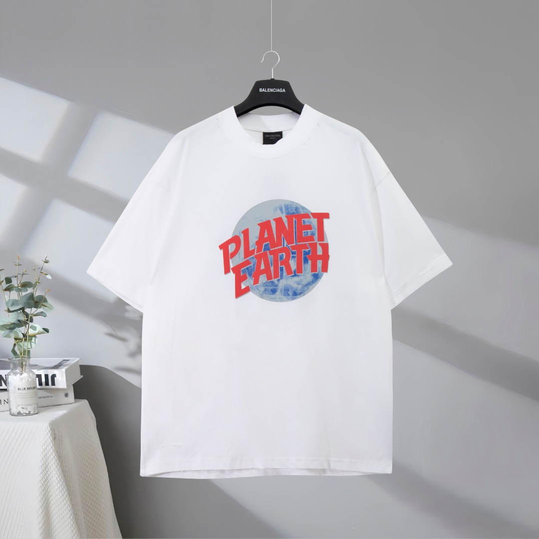 P85￼￼￼ Máxima calidad en el mercado BALENCIAGA/Balenciaga 2025SS camiseta estilo pasarela con letras de tierra desgasta…
