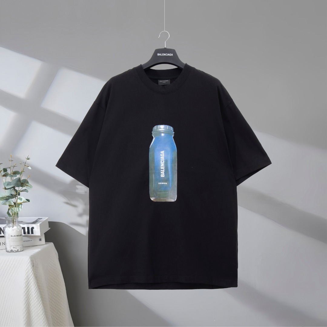 P77 Máxima calidad del mercado BALENCIAGA/Balenciaga 2025SS Camiseta de manga corta con estampado de letras de botella …