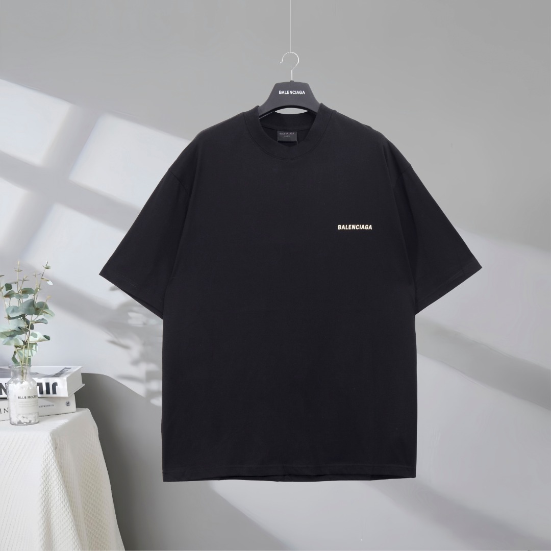 P70 市场顶级品质 BALENCIAGA/巴黎世家2025SS 经典前后字母印花短袖T恤 印花采用进口椭圆机工艺✅市场顶级的质量 官网品质 ✅罗纹定织定染无色差 做工精细 ✅做工全方位还原Tamaño del producto: tam…