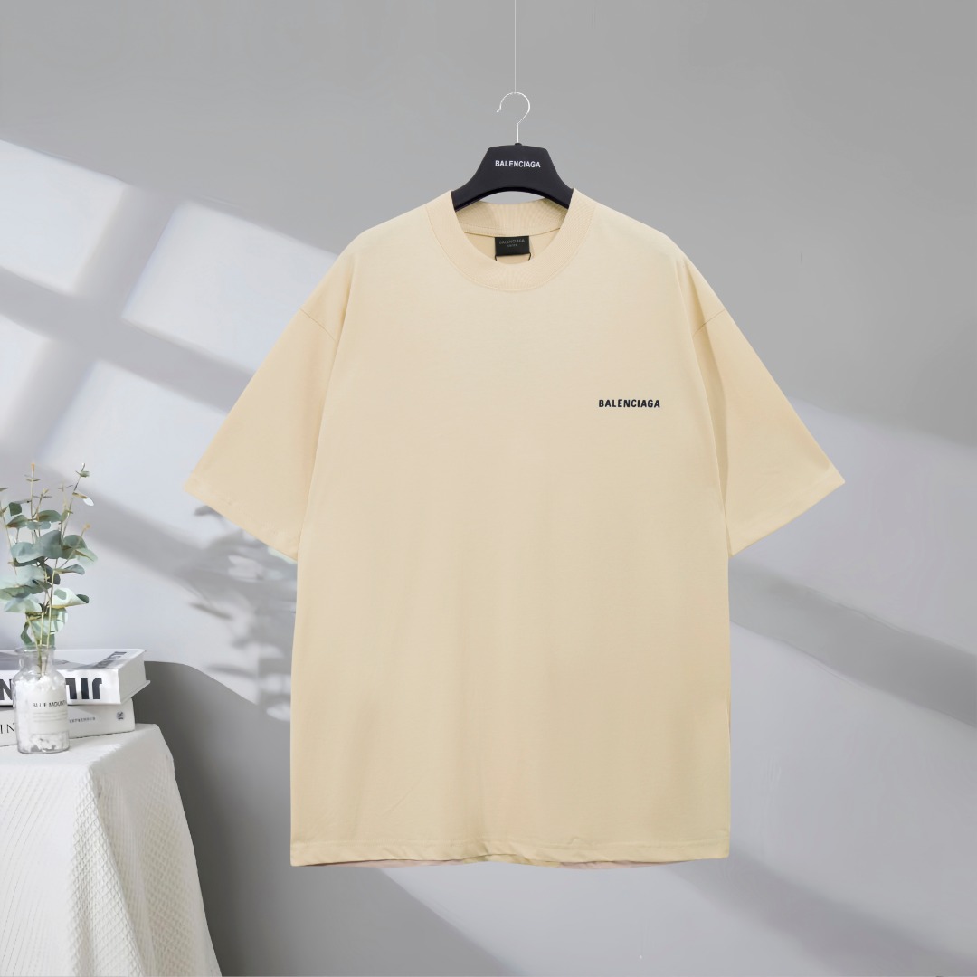 P70 市场顶级品质 BALENCIAGA/巴黎世家2025SS 经典前后字母印花短袖T恤 印花采用进口椭圆机工艺✅市场顶级的质量 官网品质 ✅罗纹定织定染无色差 做工精细 ✅做工全方位还原Tamaño del producto: tam…