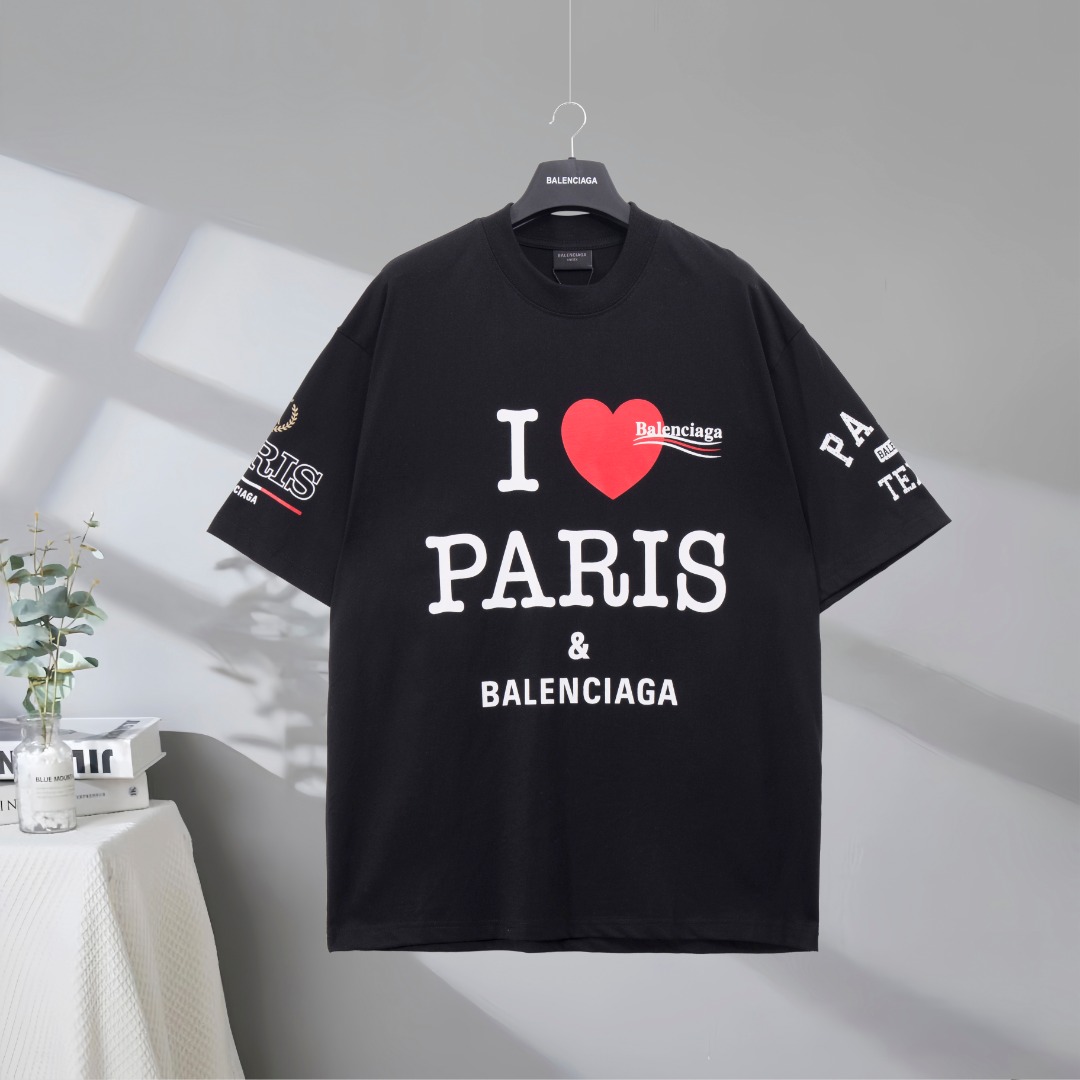 P80 市场顶级品质 BALENCIAGA/巴黎世家2025SS love paris限定印花短袖T恤 印花采用进口椭圆机胶浆工艺✅市场顶级的质量 官网品质 ✅罗纹定织定染无色差 做工精细 ✅做工全方位还原Tamaño del produ…