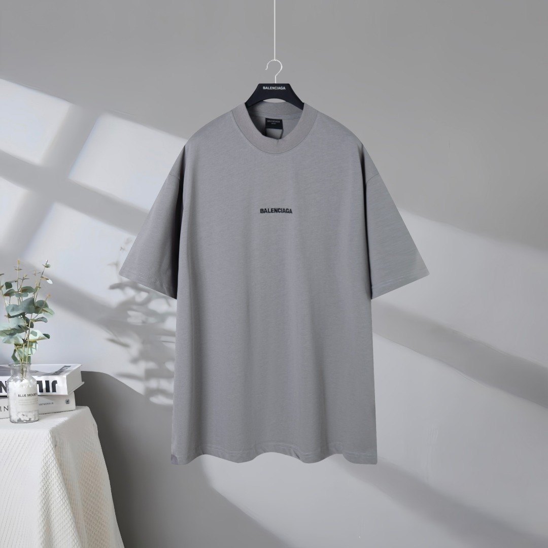 P80 Máxima calidad en el mercado BALENCIAGA/Balenciaga 2026SS Camiseta desgastada de manga corta con pequeñas letras bo…
