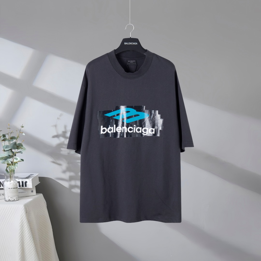 P80 Calidad superior en el mercado BALENCIAGA/Balenciaga 2026SS Camiseta de manga corta con estampado de letras y cinta…