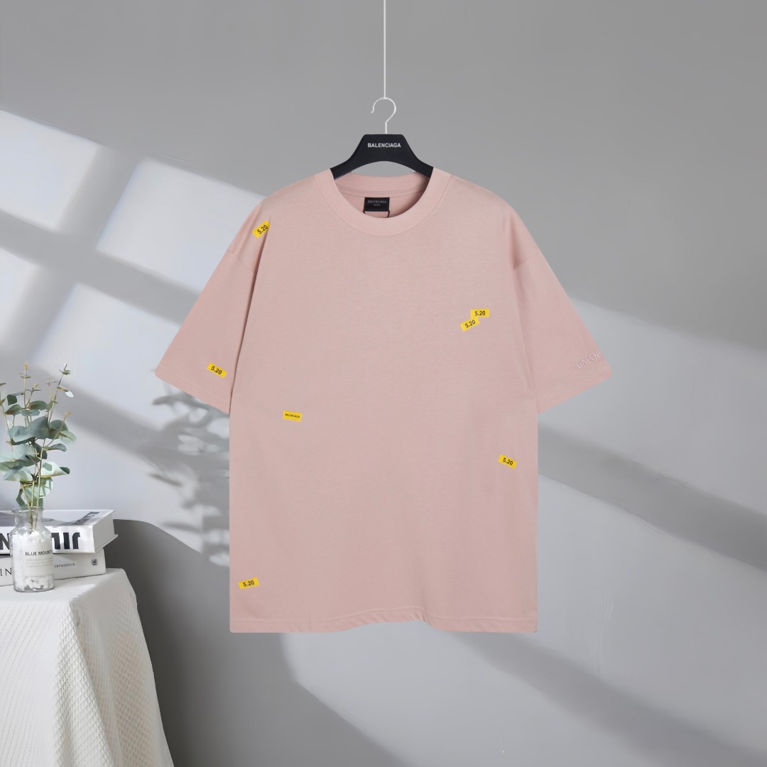 P85 Máxima calidad del mercado BALENCIAGA/Balenciaga 2026SS 5.20 Camiseta de manga corta bordada con estampado de stick…
