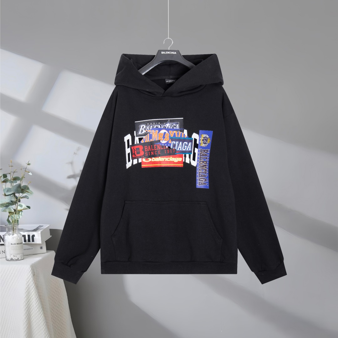 P160 Sudadera con capucha y estampado superpuesto de pegatinas para el parachoques BALENCIAGA/Balenciaga 2026SS de la m…