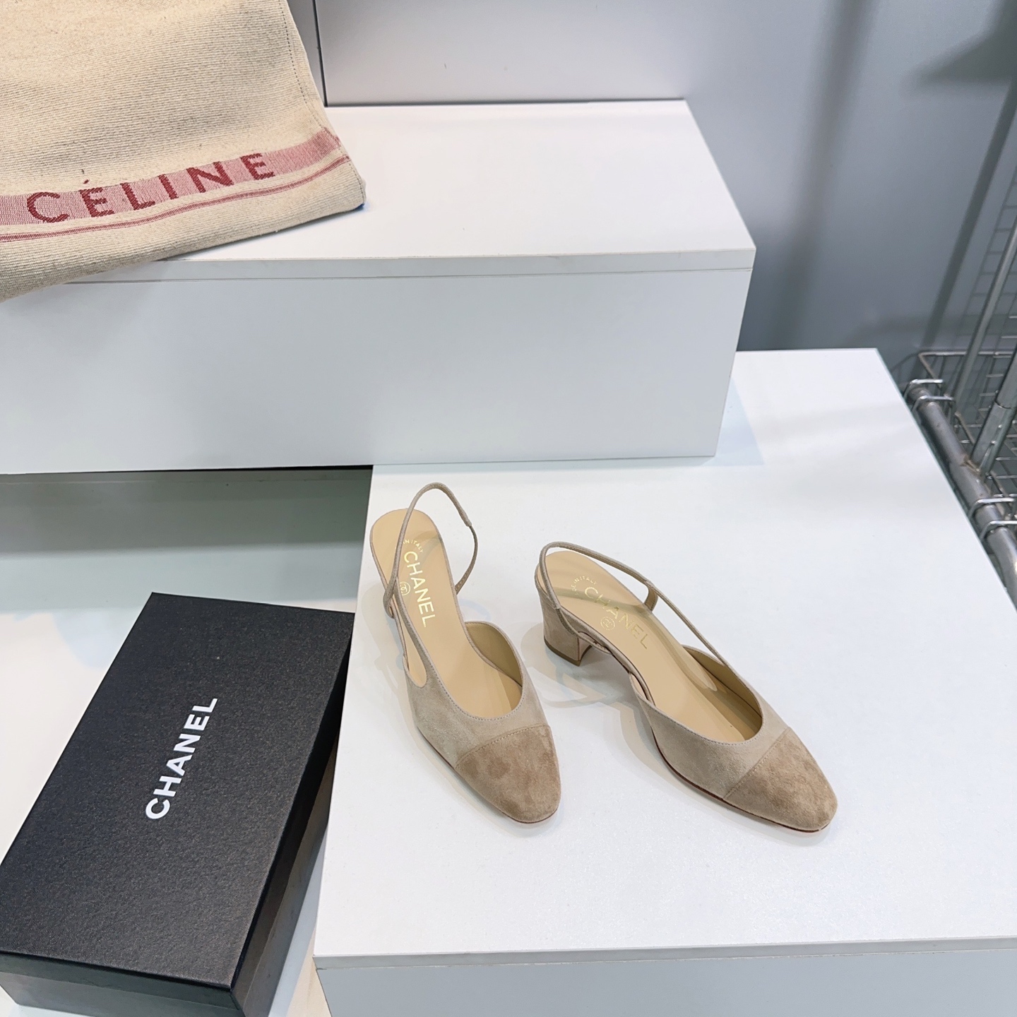 NO:787231,High quality!  Original and top quality products are made all year round!  Welcome to compare!  Chanel Chanel Xiaoxiang classic retro suede ballet back sandals!  Flat/mid heel!  Original purchase and development!  The style, color and texture are the same as the original!  A classic! Fragrance fans must not miss it!  The two-color design is simple and exquisite, with a square toe and generous temperament, which visually lengthens the leg line. The color of the toe creates a sense of color difference. The back lace design is simple and elegant. It is a classic pair that can be worn for hundreds of years. It is worth buying!! The upper is imported sheep suede, the lining is mixed sheepskin, and the original color leather outsole imported from Italy. Heel height: 2cm/ 6.5cm. Size: 34-43 (34 40 41 42  43 Customized (no return or exchange)) Comes with original packaging, sandals, chanel, chanel, sandals, sheepskin, chamois leather, Leather soles19860909高品质！常年做货原单顶级！欢迎对比！香奈儿chanel小香经典复古麂皮芭蕾舞后空凉鞋！ 平底/中跟！原版购入开发！版型、颜色质感原版一致！ 经典之作!香粉们一定不能错过哦！双色设计简约精美,方头大方气质,从视觉上拉长腿部线条,鞋头颜色产生了色差感,后系带设计简洁优雅,一双能穿百年的经典款,值得一入!! 鞋面进口羊麂皮 内里垫脚混种羊皮 意大利进口原色真皮大底 跟高:2cm/ 6.5cm 码数:34-43（34 40 41 42 43定制不退换）配原版包装,凉鞋,chanel,chanel,sandals,sheepskin,chamois leather,Leather soles,Women's Shoes