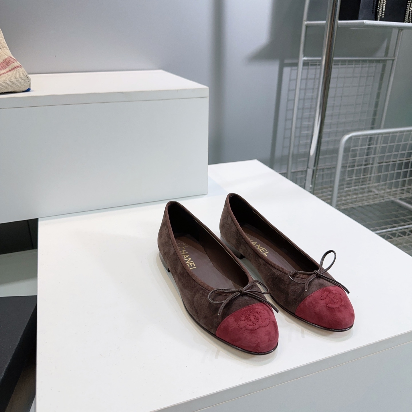 NO:787236,High quality!  Original and top quality products are made all year round!  Welcome to compare!  Chanel Xiaoxiang's new sheep suede bow ballet flats!  These Xiaoxiang ballet shoes are so classic, every girl must have one, a timeless classic series that can be worn all year round!  New colors are released in limited quantities every year. No matter what the occasion, you can match it casually and you can go shopping without any pressure!  The counter has more than sixty colors!  Pictures are accepted!  The upper is made of original imported sheep suede, the lining is mixed sheepskin, and the original leather outsole is imported from Italy. Size: 34-43 (34.40.41.4243 is custom-made and non-returnable). Comes with original packaging, ballet shoes, chanel, sheepskin, chamois leather, Leather soles.19860909高品质 ！常年做货原单顶级！欢迎对比！Chanel小香新品羊麂皮蝴蝶结芭蕾舞鞋平底单鞋！ 这款小香芭蕾舞鞋实在太经典了,每个女孩都要有的一款,永不过时的经典系列 一年四季皆可搭配 ！ 每年都会出新色限量发售,无论什么场合都,随便搭配都不会出错,且逛街暴走无压力！ 专柜六十多色！来图可接！ 鞋面采用原版进口羊麂皮 内里垫脚混种羊皮 意大利进口原色真皮大底 码数:34-43（34.40.41.4243定做不退换） 配原版包装,芭蕾舞鞋,chanel,sheepskin,chamois leather,Leather soles,Women's Shoes