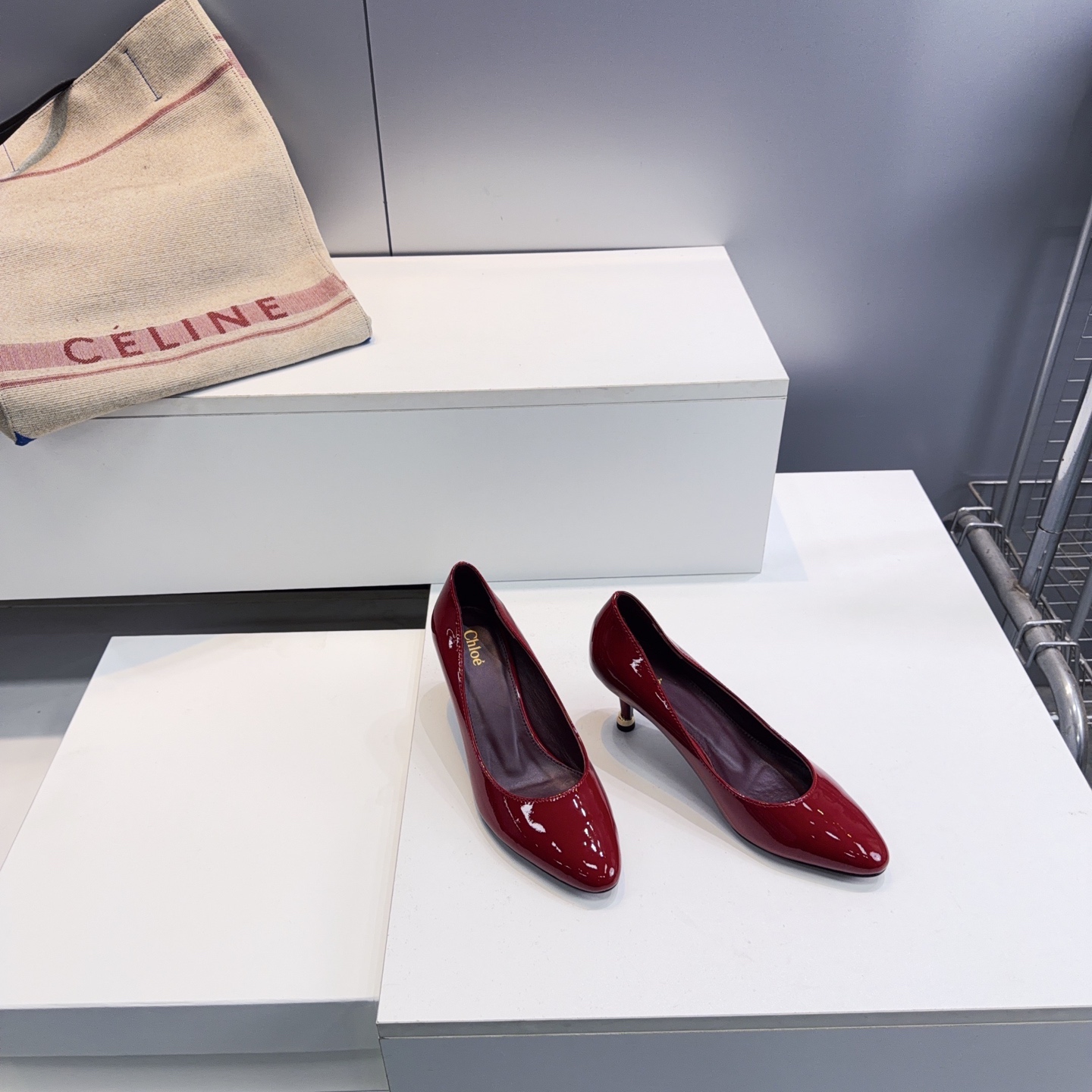 NO:787775,High quality! Top quality Chloe 26 spring and summer catwalk model new round hardware buckle small wedge heel, high heel back hollow sandal single shoe series! Popular series. Purely handmade metal logo decoration. Unique style enhances brand charm. Small round toe and patent leather material wraps the foot to increase comfort. Highly brand-recognizable, a shoe that understands women’s heart. It supports the aura. The upper is made of imported patent leather. The material is noble. The golden hardware accessories are particularly beautiful. High-grade sheepskin lining. Italian imported genuine leather outsole. Heel height: 3cm wedge heel and 7cm stiletto heel. Size: 35-41 (4041 customized, non-returnable) Comes with original packaging, single shoes, chloe, loewe, sandals, sheepskin, Leather soles19860909高品质！顶级品质Chloe克洛伊26春夏走秀款新品圆形五金扣小坡跟、高跟后空凉鞋单鞋系列！ 火爆系列 純手工製作的金屬logo裝飾 獨特風格更顯品牌魅力 小圓頭和漆皮材質包裹腳部提升舒適度 极具品牌辨识度,最懂女人心无死角的美鞋 撑起气场 鞋面采用进口漆皮 材质 气质高贵 金色五金配饰 特别美 高级 内里垫脚羊皮 意大利进口真皮大底 跟高:坡跟3cm 细跟7cm 码数:35-41（4041定做不退换） 配原版包装,单鞋,chloe,loewe,sandals,sheepskin,Leather soles,Women's Shoes