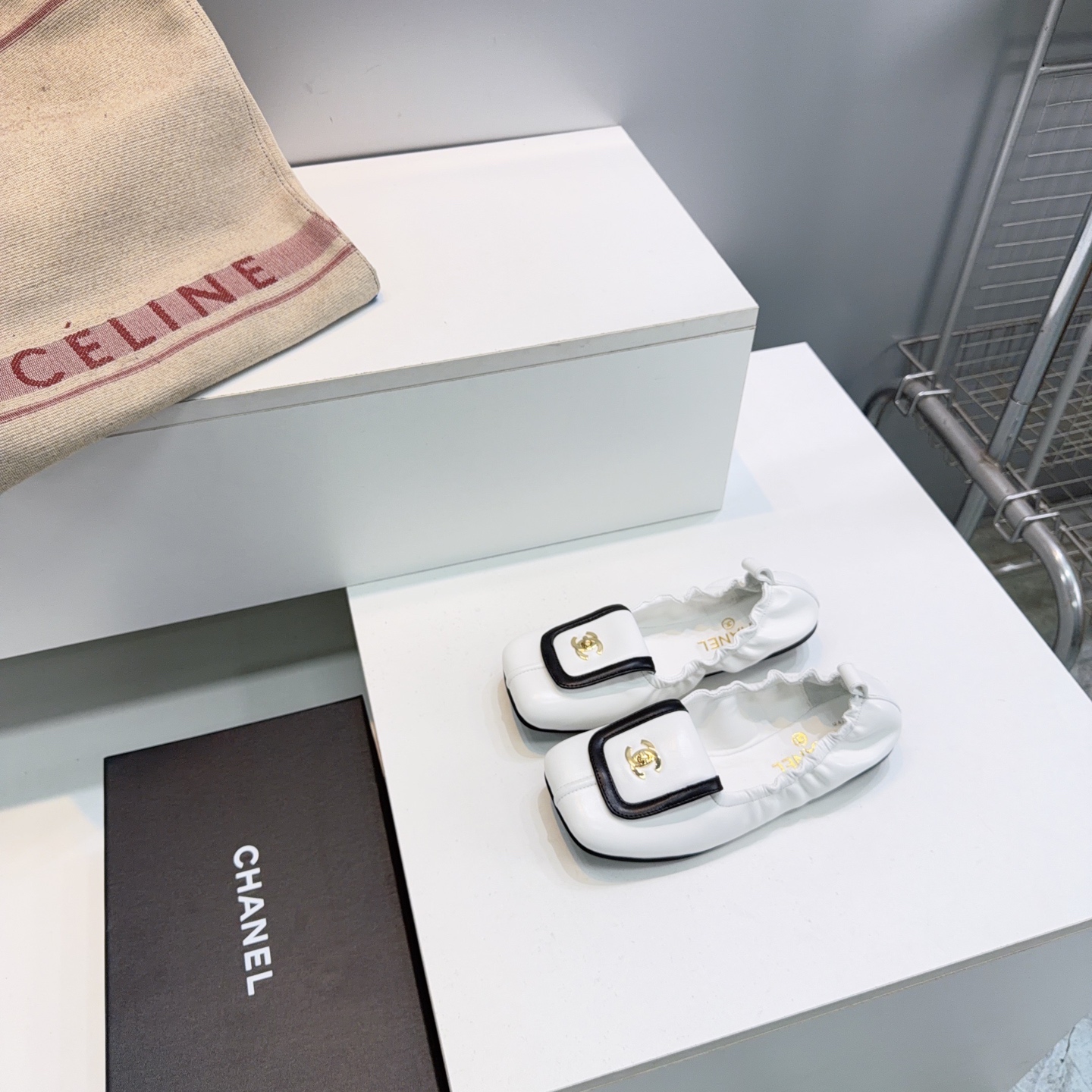 NO:784700,High quality!  Top quality CHANEL 26 spring and summer new classic schoolbag buckle flip square toe ballet dancing shoes grandma shoes!  Classic and timeless ~ clamshell school bag lock design style ~ slimming and versatile ~ slippers that you will never get tired of wearing!  It feels very comfortable on the feet!  A hot item that highlights elegance!  Ready and looking forward to the holidays♀ Super simple design. The upper is made of imported mixed sheepskin. The inner foot pads are all sheepskin. Genuine leather outsole imported from Italy. Size: 35-42 (404142 is non-refundable). Comes with original packaging, ballet shoes, chanel, chanel, slippers, sheepskin, Leather soles.19860909高品质！顶级品质CHANEL 香奈儿26春夏春夏新款经典书包扣翻盖方头芭蕾舞跳舞鞋奶奶鞋！ 经典永不过时～翻盖式书包锁扣设计风格～显瘦百搭～穿不腻的拖鞋！脚感非常舒适！凸显优雅的爆品！ 已备好 期待假期到来♀ 超简约设计 鞋面采用进口混种羊皮 内里垫脚均为羊皮 意大利进口真皮大底 码数:35-42（404142定不退换） 配原版包装,芭蕾舞鞋,chanel,chanel,slippers,sheepskin,Leather soles,Women's Shoes