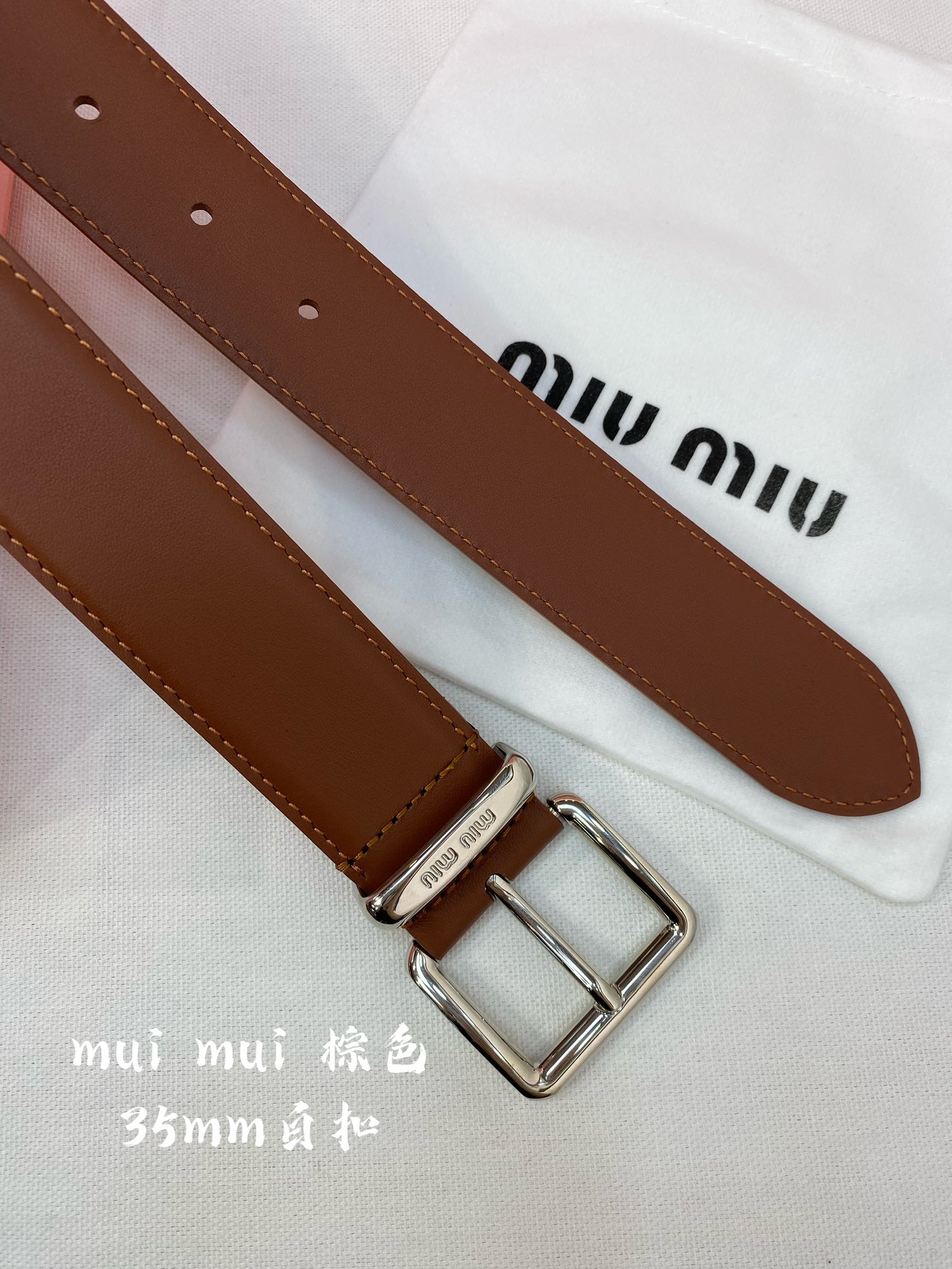 miumiu缪缪23金属搭扣.腰带环饰有激光雕刻徽标这款皮革腰带设计简约而优雅腰带伴环以MiuMiu徽标