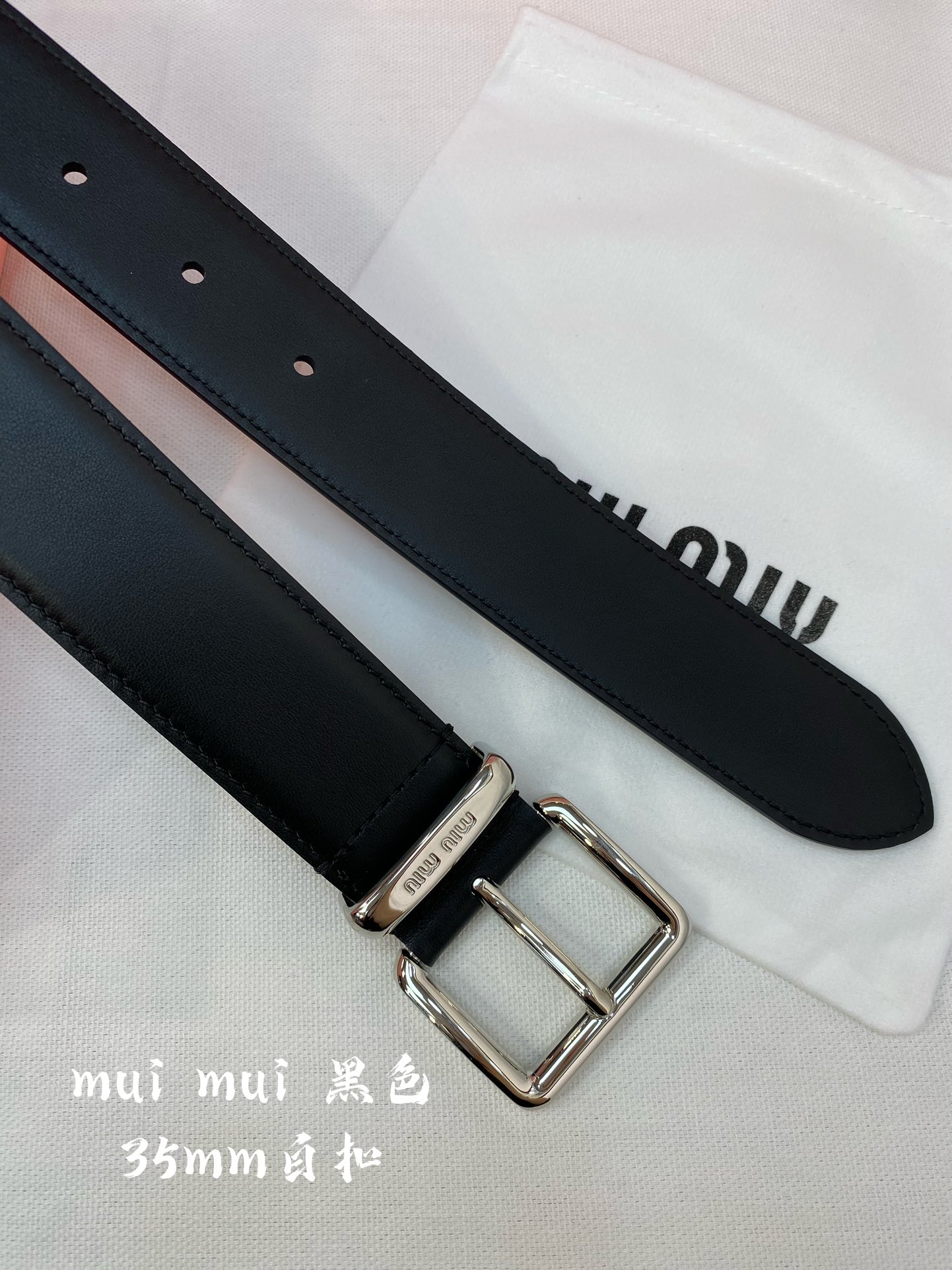 miumiu缪缪23金属搭扣.腰带环饰有激光雕刻徽标这款皮革腰带设计简约而优雅腰带伴环以MiuMiu徽标