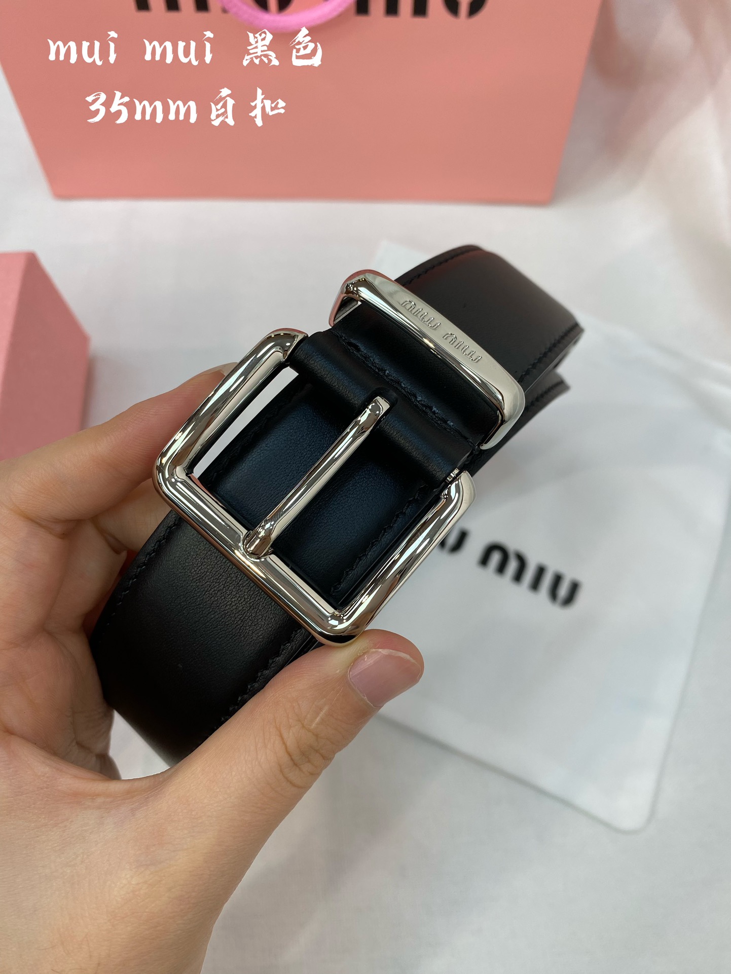 miumiu缪缪23金属搭扣.腰带环饰有激光雕刻徽标这款皮革腰带设计简约而优雅腰带伴环以MiuMiu徽标