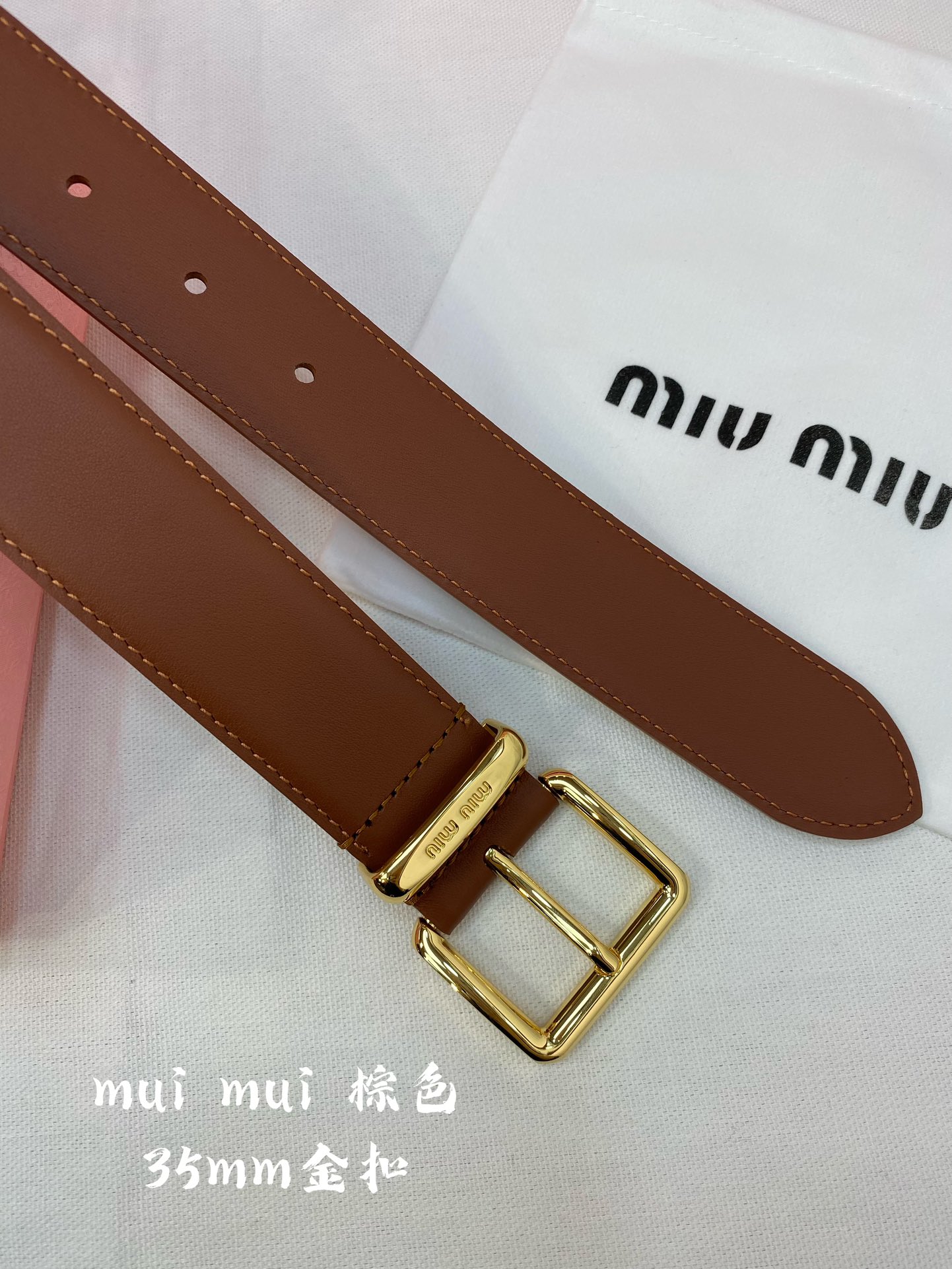 miumiu缪缪23金属搭扣.腰带环饰有激光雕刻徽标这款皮革腰带设计简约而优雅腰带伴环以MiuMiu徽标