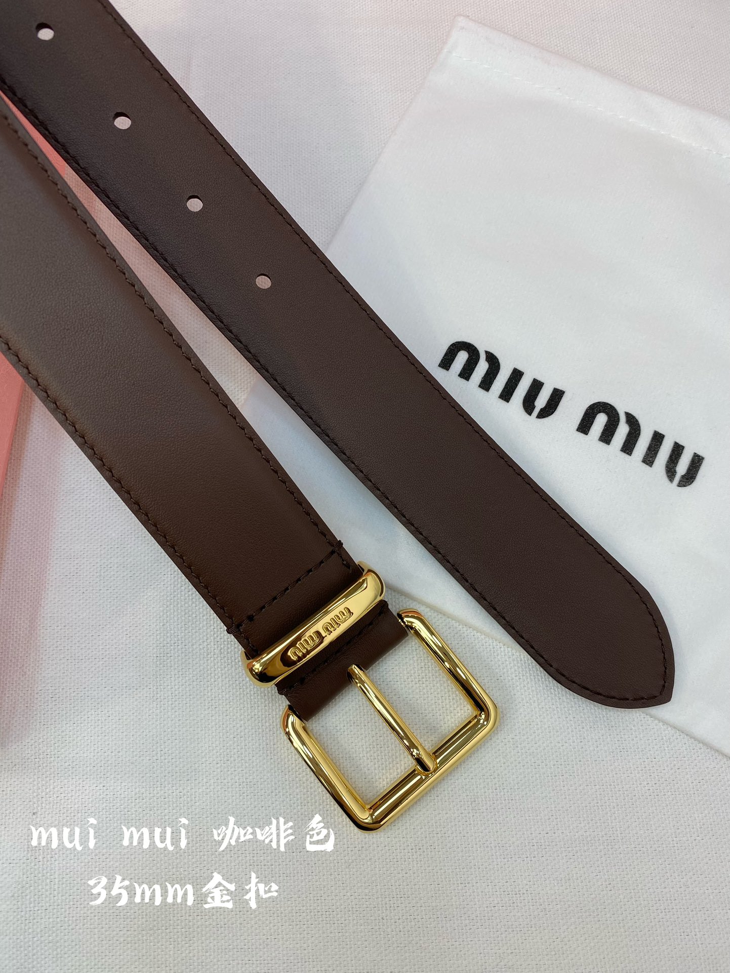 miumiu缪缪23金属搭扣.腰带环饰有激光雕刻徽标这款皮革腰带设计简约而优雅腰带伴环以MiuMiu徽标