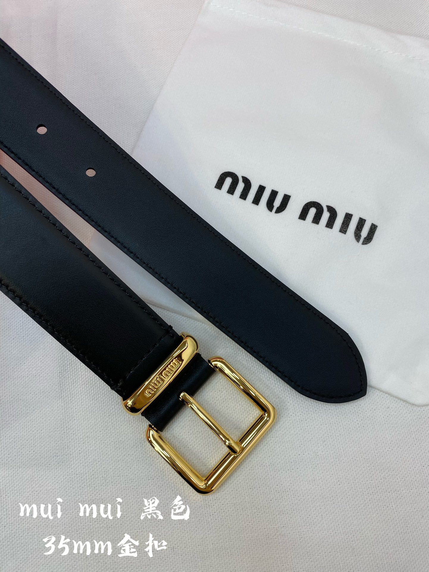 miumiu缪缪23金属搭扣.腰带环饰有激光雕刻徽标这款皮革腰带设计简约而优雅腰带伴环以MiuMiu徽标