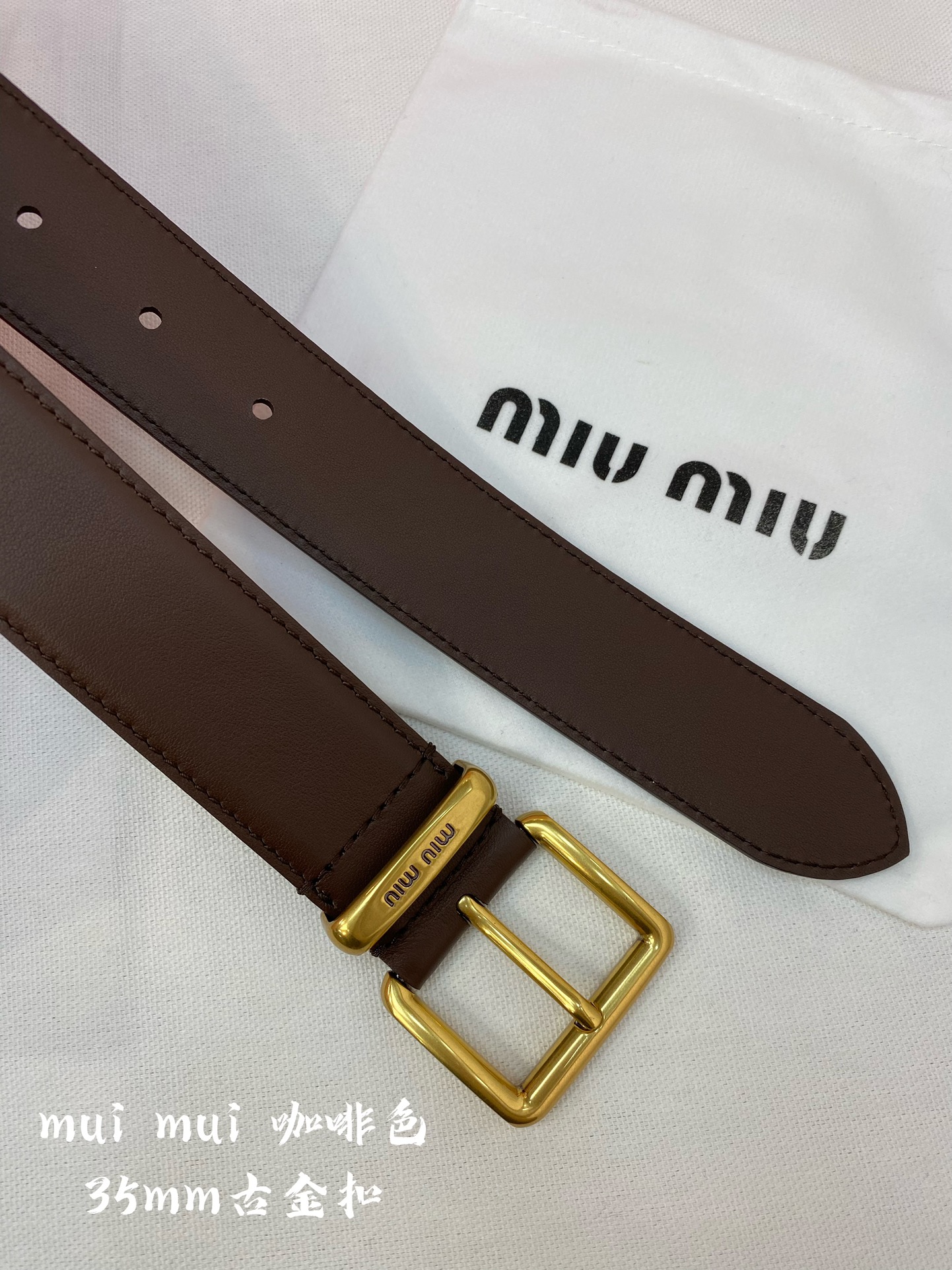 miumiu缪缪23金属搭扣.腰带环饰有激光雕刻徽标这款皮革腰带设计简约而优雅腰带伴环以MiuMiu徽标