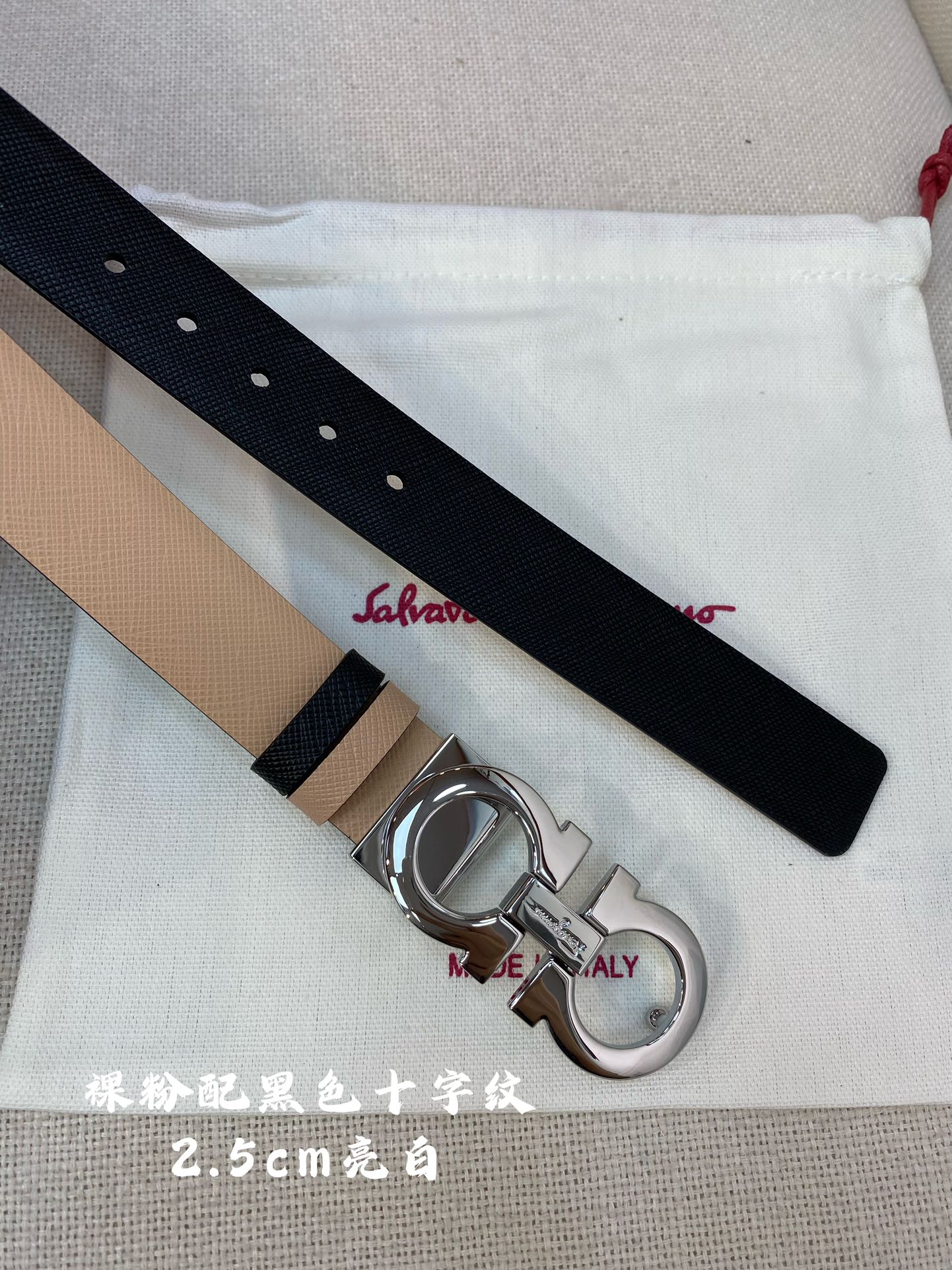 Ferragamo25mm金属Gancio双扣女士双面牛皮质感十足独特复古风格时髦中带着随性和酷感.支持