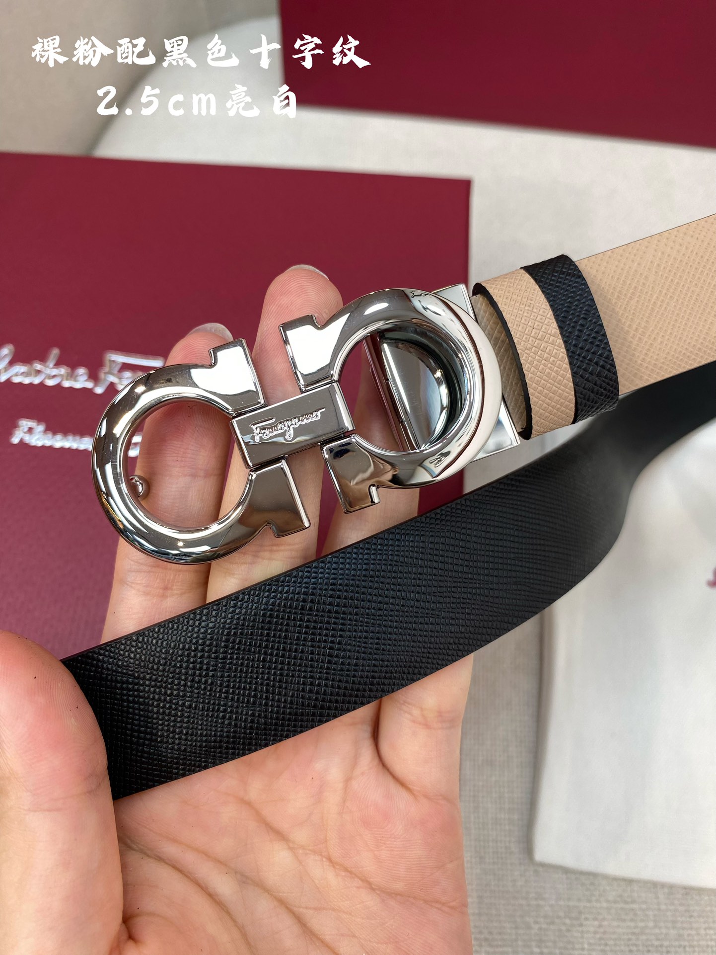 Ferragamo25mm金属Gancio双扣女士双面牛皮质感十足独特复古风格时髦中带着随性和酷感.支持