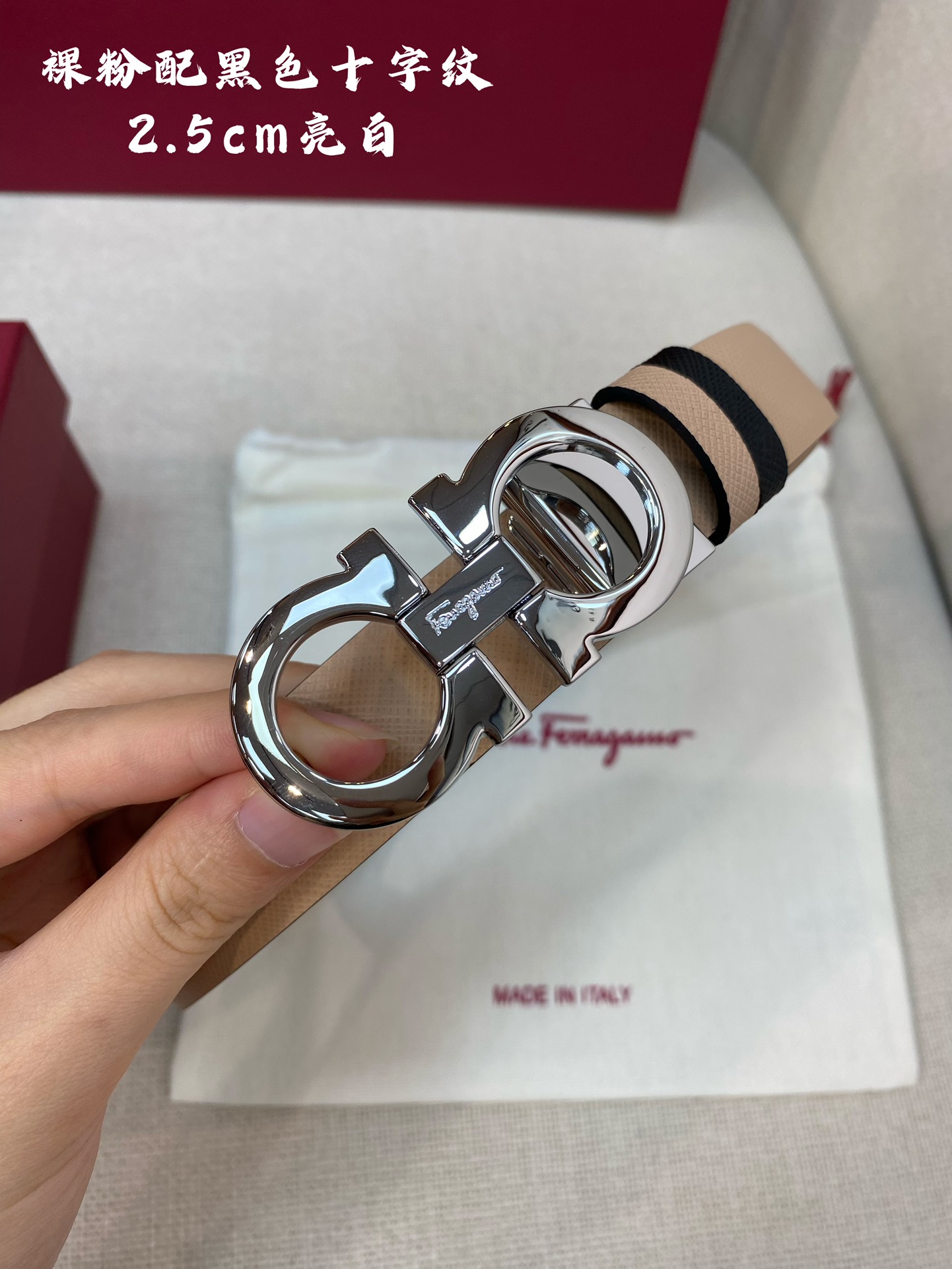 Ferragamo25mm金属Gancio双扣女士双面牛皮质感十足独特复古风格时髦中带着随性和酷感.支持