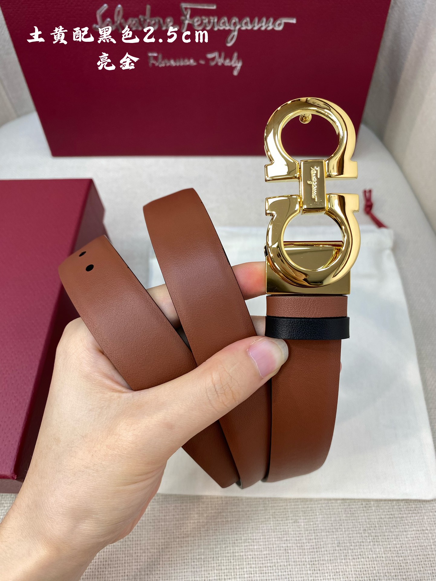 Ferragamo25mm金属Gancio双扣女士双面牛皮质感十足独特复古风格时髦中带着随性和酷感.支持