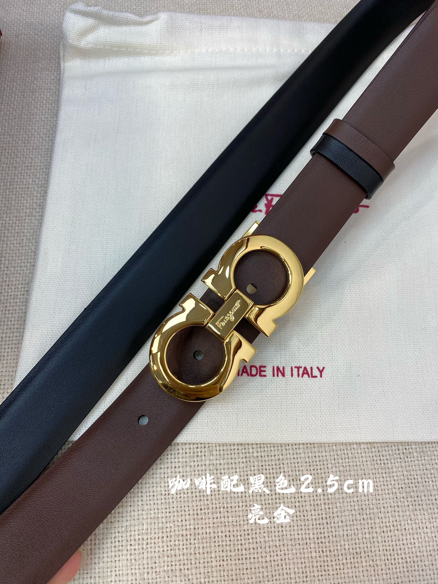 Ferragamo25mm金属Gancio双扣女士双面牛皮质感十足独特复古风格时髦中带着随性和酷感.支持