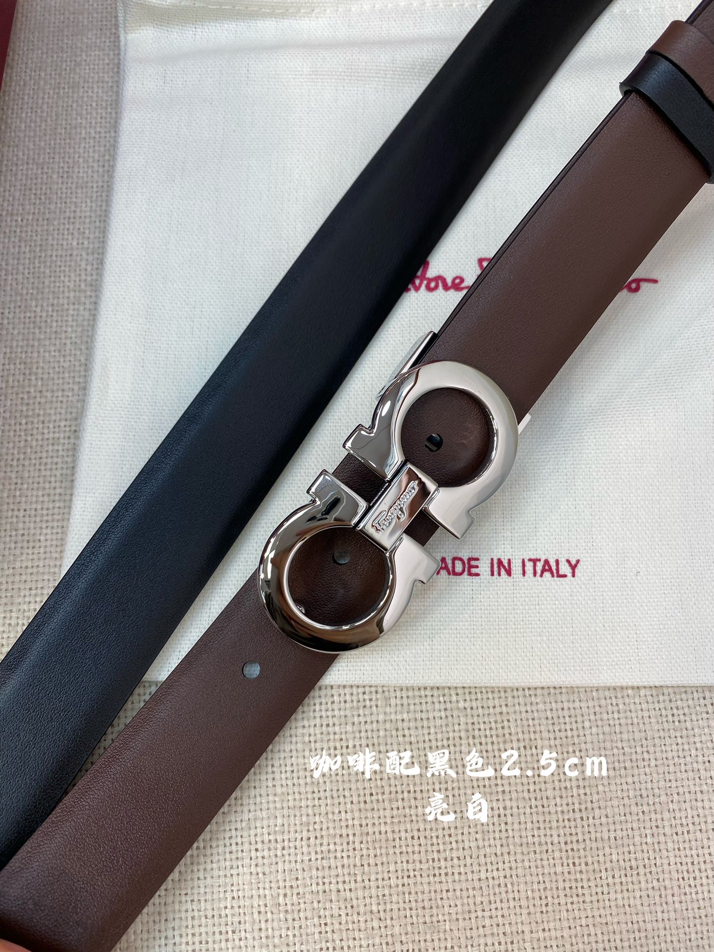 Ferragamo25mm金属Gancio双扣女士双面牛皮质感十足独特复古风格时髦中带着随性和酷感.支持