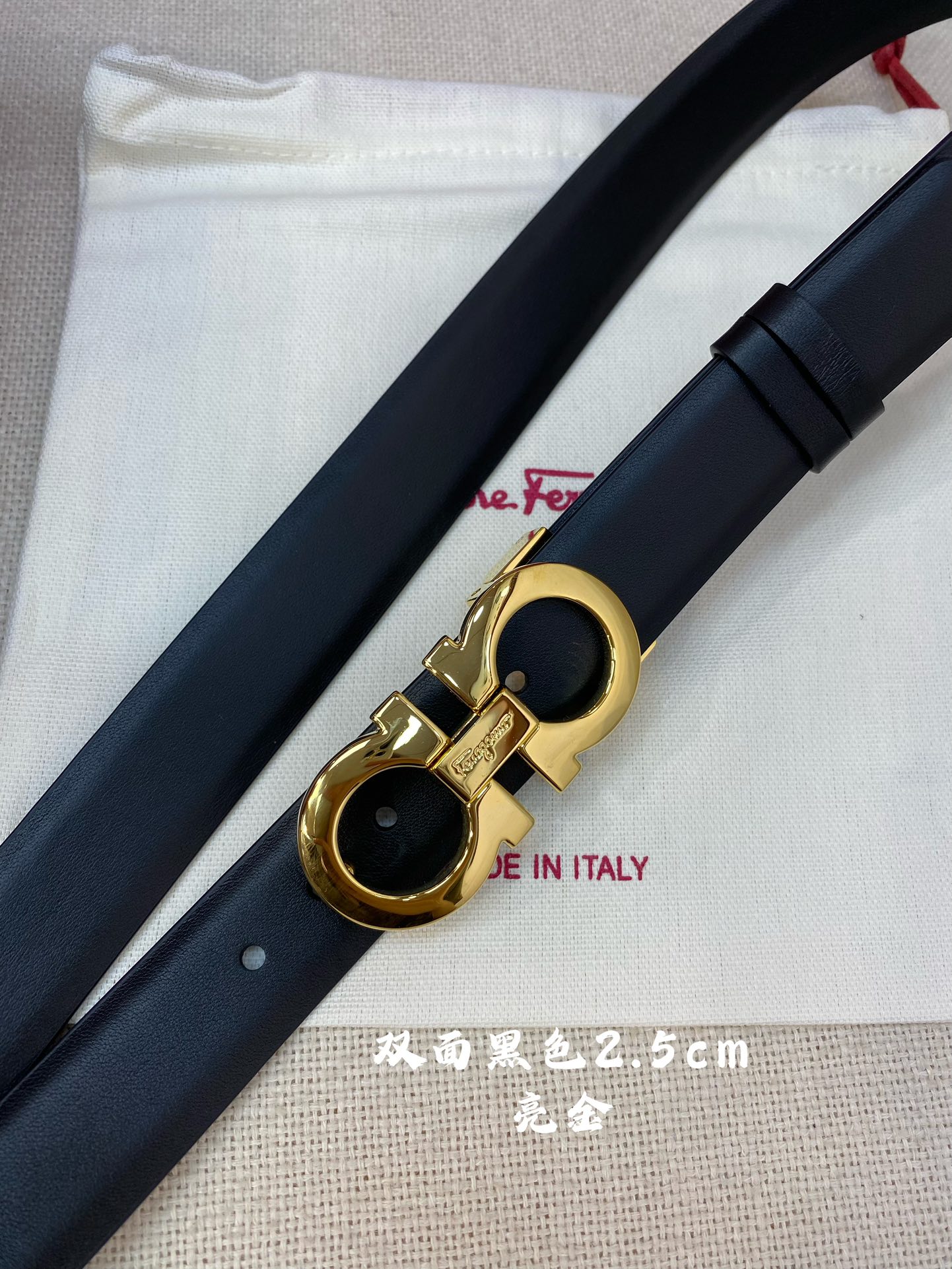 Ferragamo25mm金属Gancio双扣女士双面牛皮质感十足独特复古风格时髦中带着随性和酷感.支持