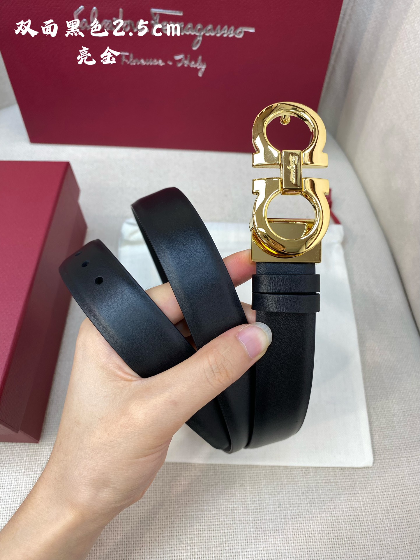 Ferragamo25mm金属Gancio双扣女士双面牛皮质感十足独特复古风格时髦中带着随性和酷感.支持