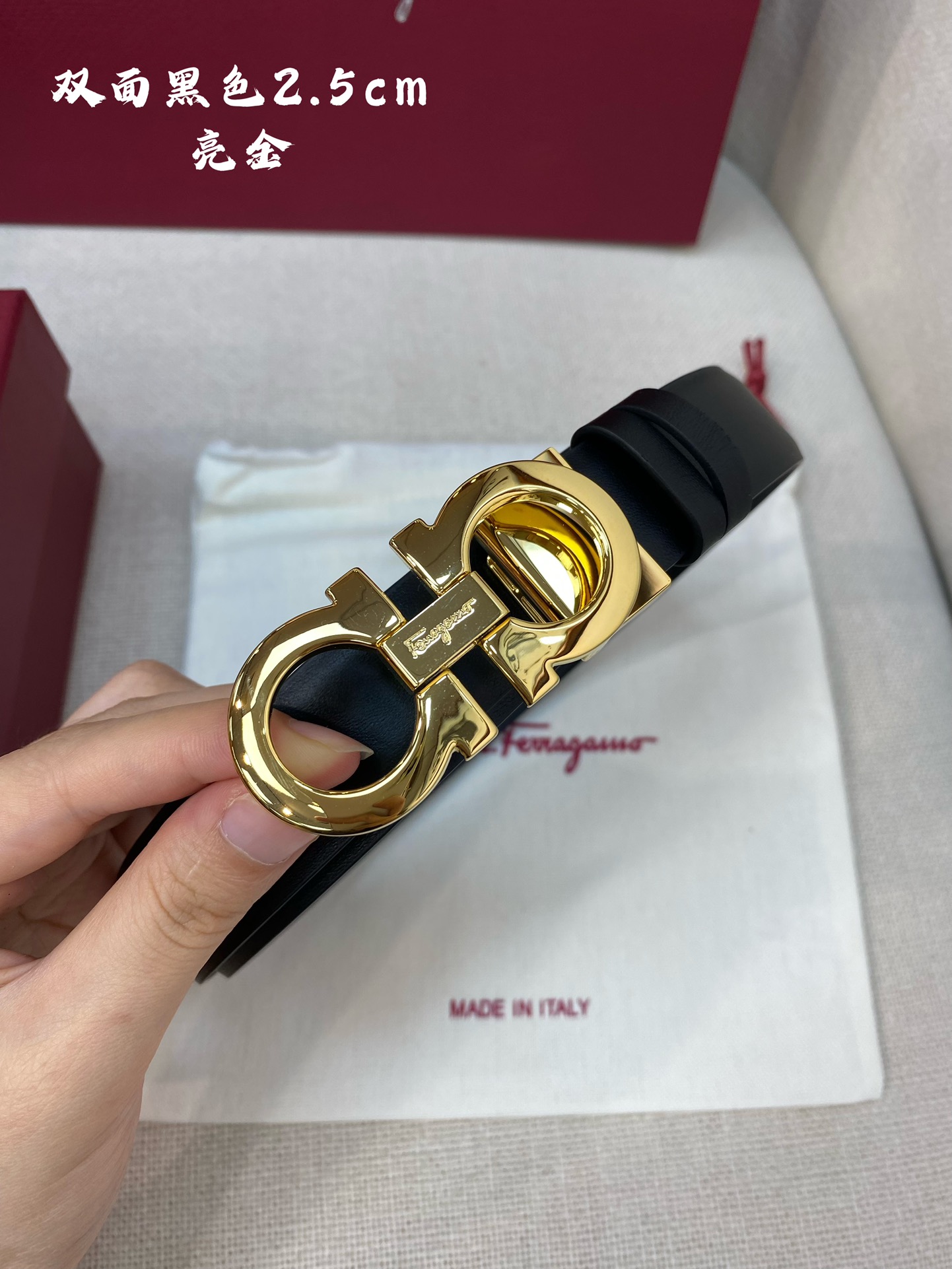 Ferragamo25mm金属Gancio双扣女士双面牛皮质感十足独特复古风格时髦中带着随性和酷感.支持