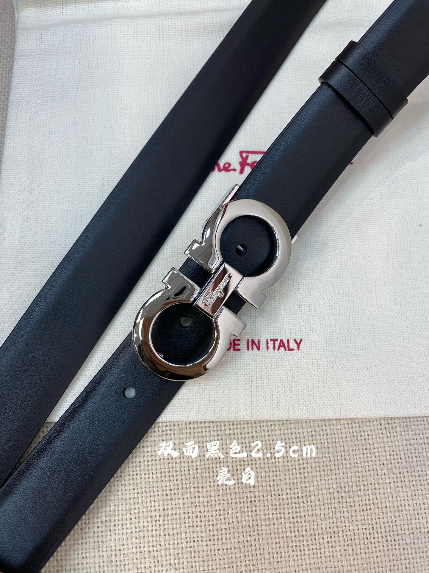 Ferragamo25mm金属Gancio双扣女士双面牛皮质感十足独特复古风格时髦中带着随性和酷感.支持