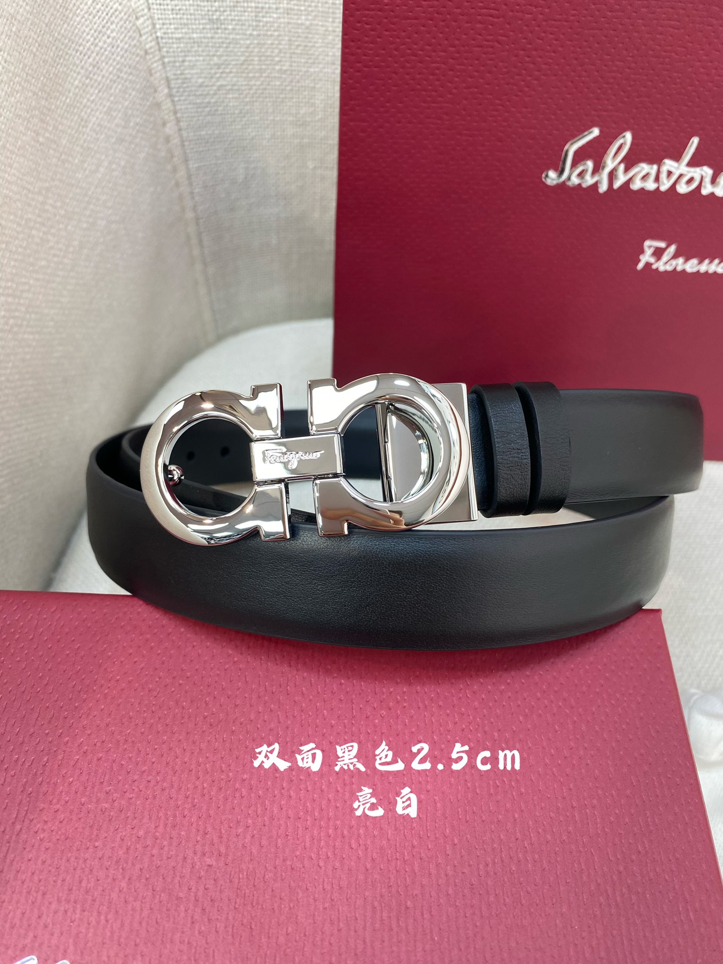 Ferragamo25mm金属Gancio双扣女士双面牛皮质感十足独特复古风格时髦中带着随性和酷感.支持