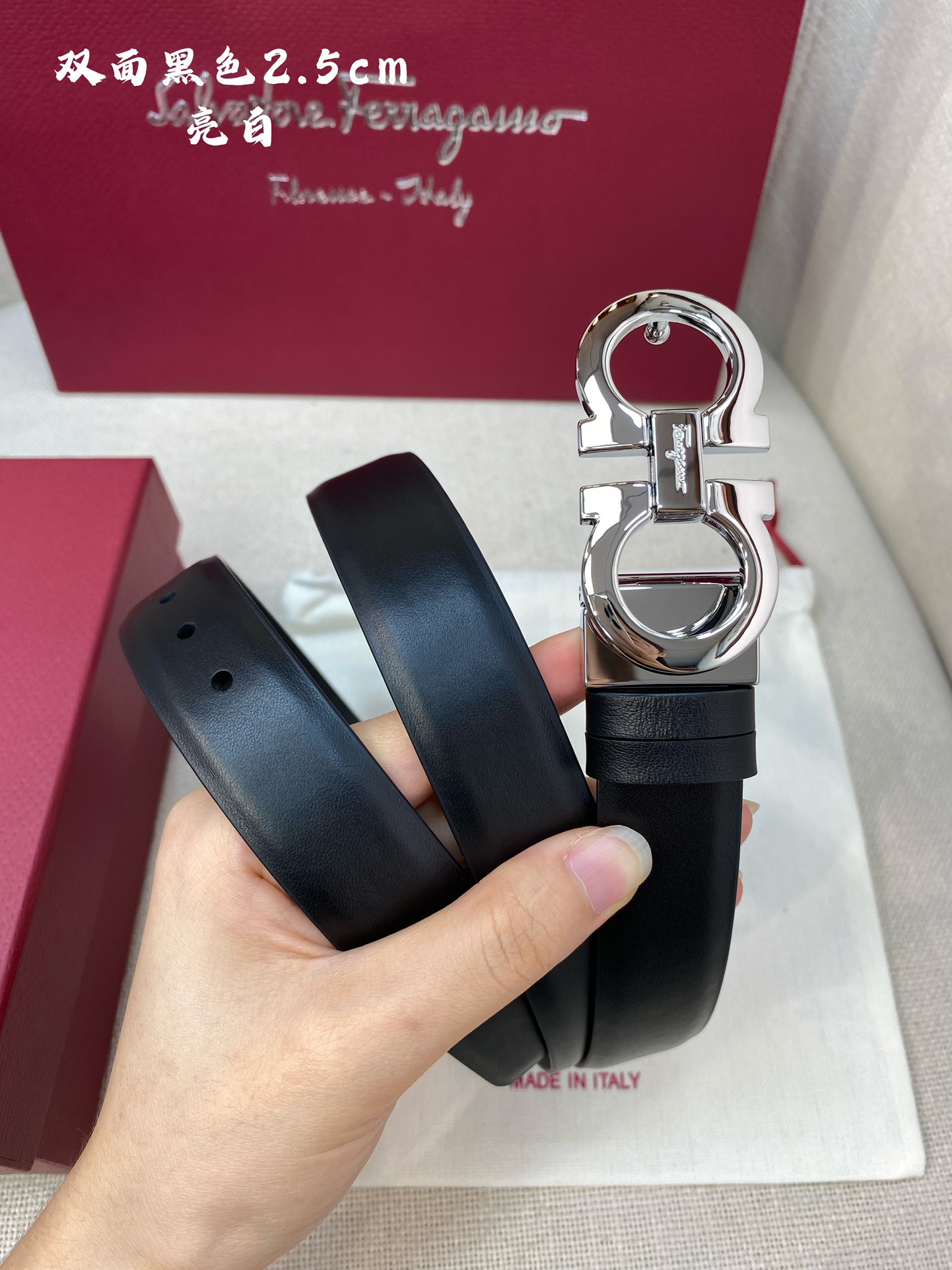 Ferragamo25mm金属Gancio双扣女士双面牛皮质感十足独特复古风格时髦中带着随性和酷感.支持