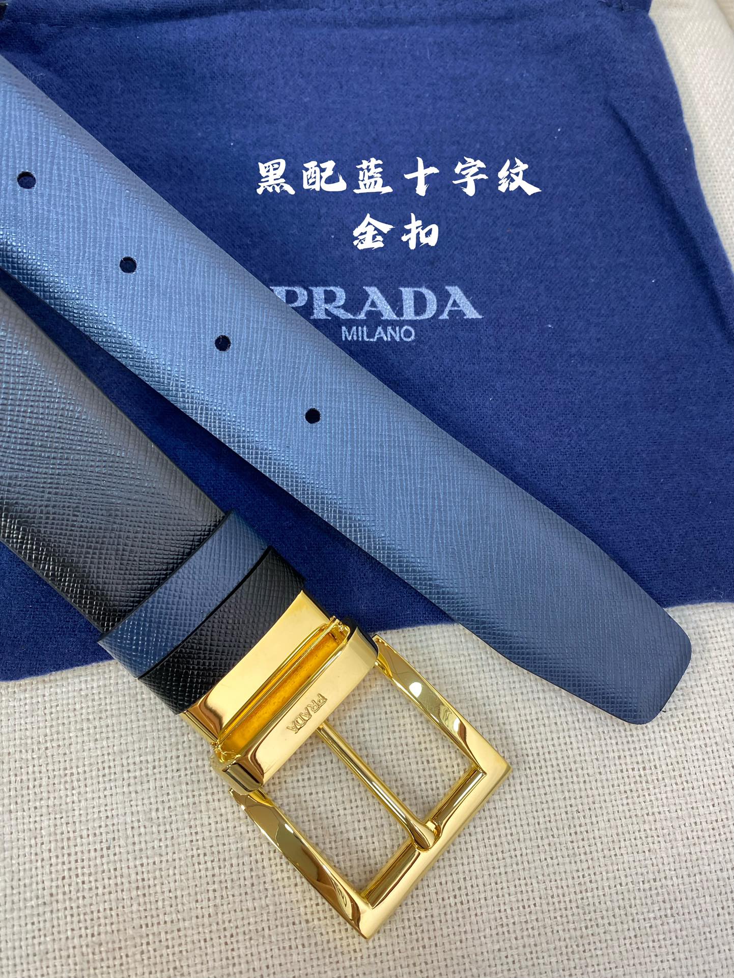 PRADA普拉达专柜同款男士休闲双面用腰带宽3.4cm采用光滑双面头层小牛皮采用简约外形设计其上以Pra