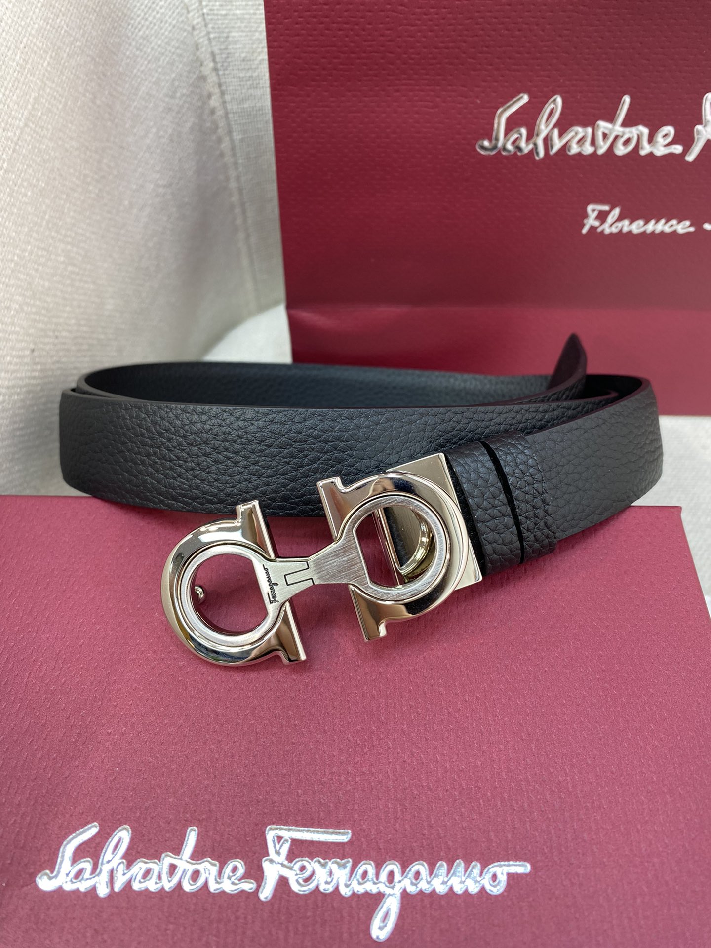 Ferragamo25mm金属Gancio双扣女士双面牛皮质感十足独特复古风格时髦中带着随性和酷感.支持