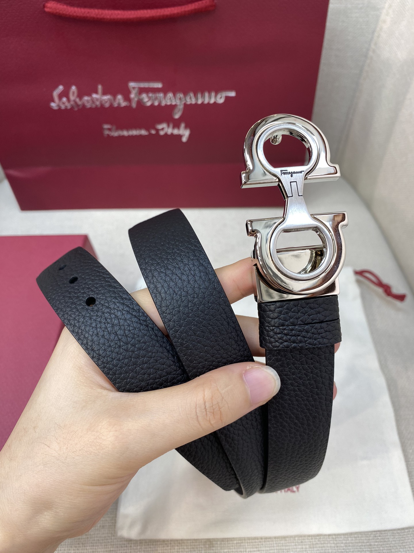 Ferragamo25mm金属Gancio双扣女士双面牛皮质感十足独特复古风格时髦中带着随性和酷感.支持