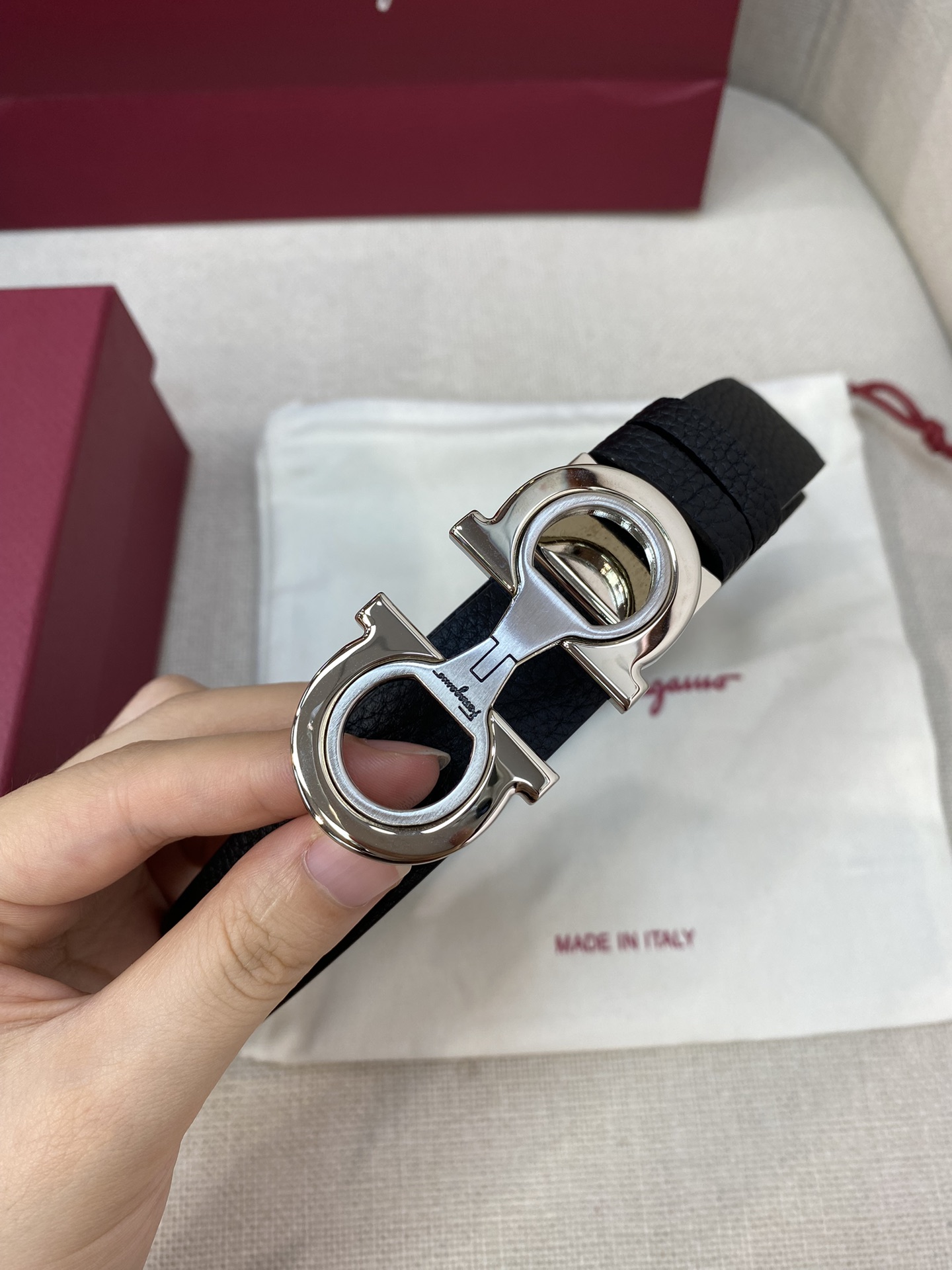 Ferragamo25mm金属Gancio双扣女士双面牛皮质感十足独特复古风格时髦中带着随性和酷感.支持